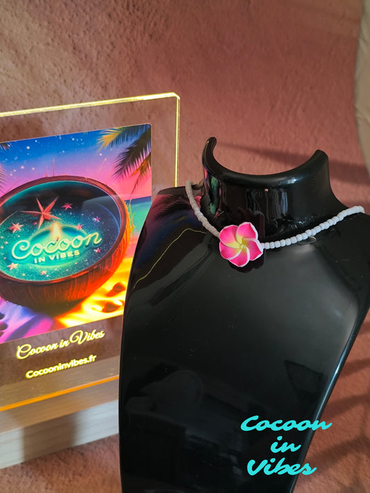 Collier en perles de rocaille blanches & fleur de Monoï – L’élégance tropicale