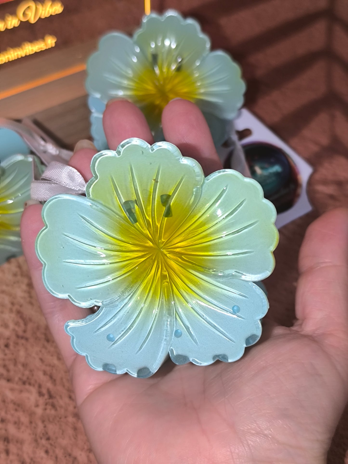 Pince à cheveux Hibiscus 8 cm ~ Bleu Lagon, L’élégance d’une fleur tropicale dans vos cheveux…