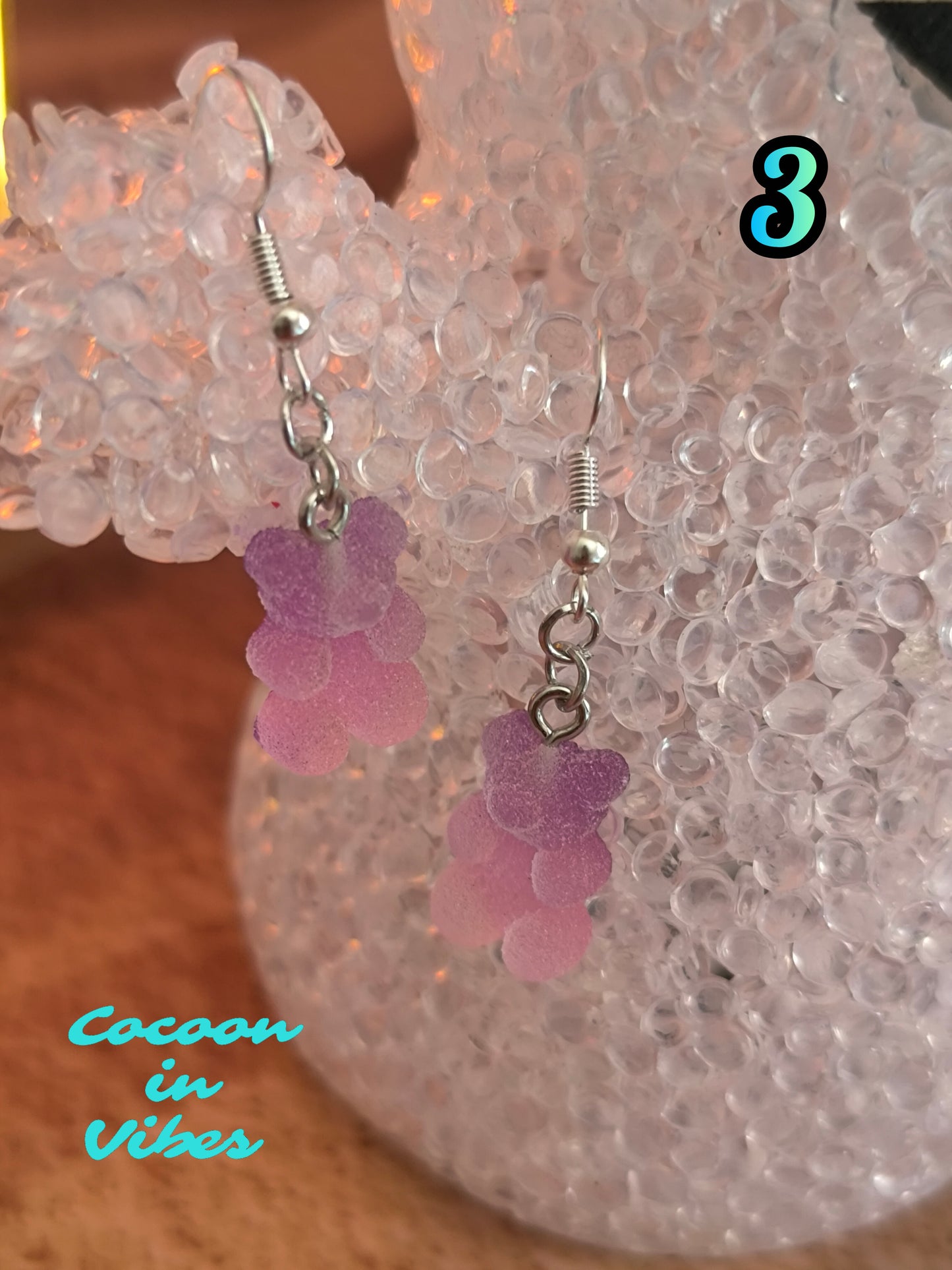 Boucles d’oreilles oursons “acidulés” n°3 – Violet → Rose (effet sucre givré)
