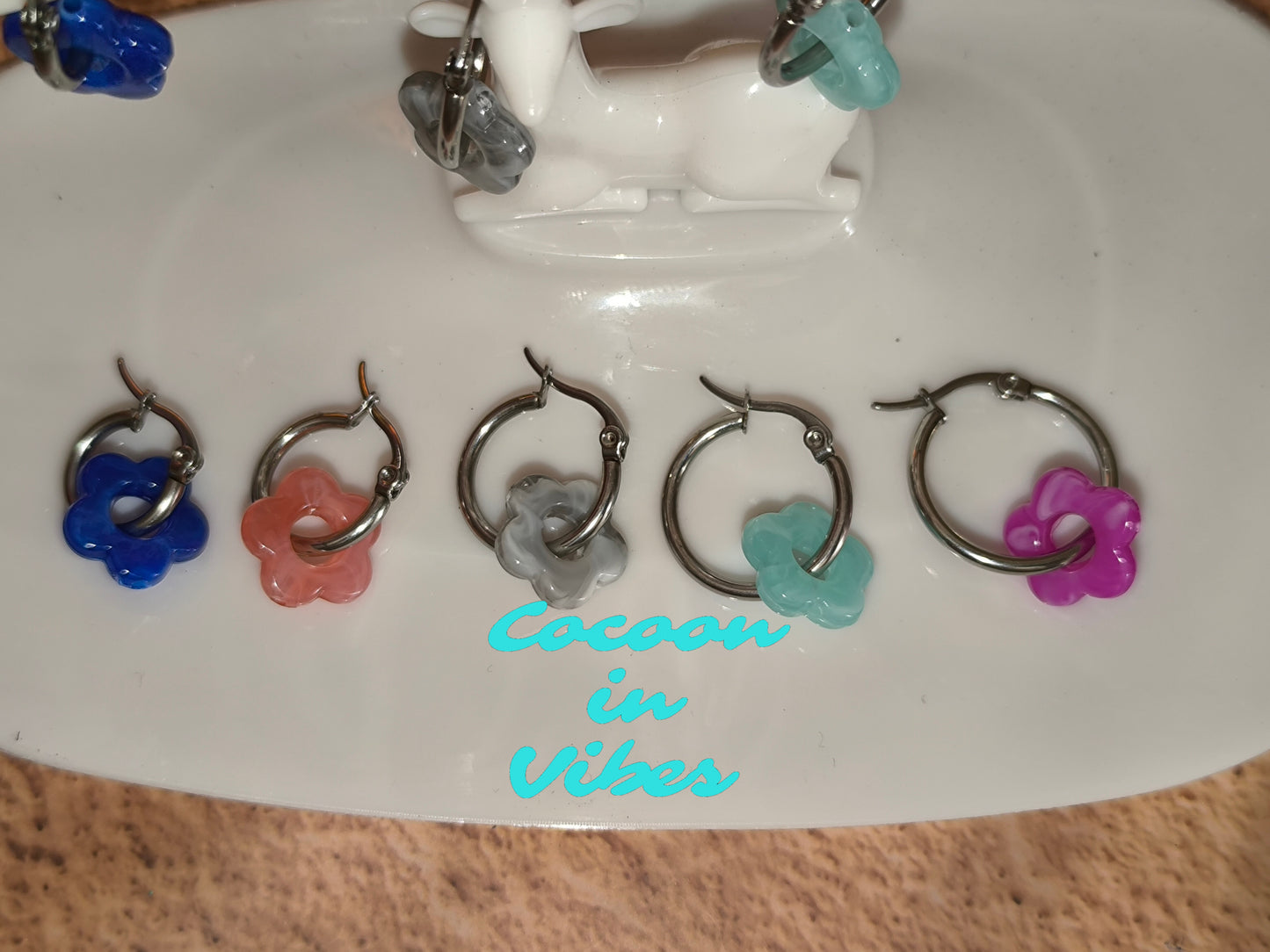 Boucles d’oreilles créoles artisanales – Fleur marbrée