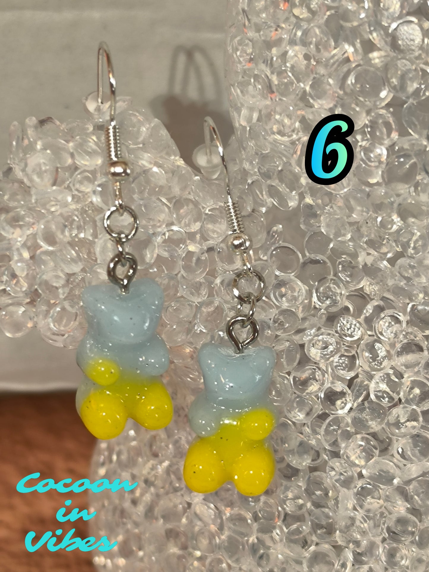 Boucles d’oreilles Nounours Gélifiés – N°6 Bleu Clair / Bleu-Gris → Jaune Opaque Pailletée (Création artisanale Cocoon In Vibes)