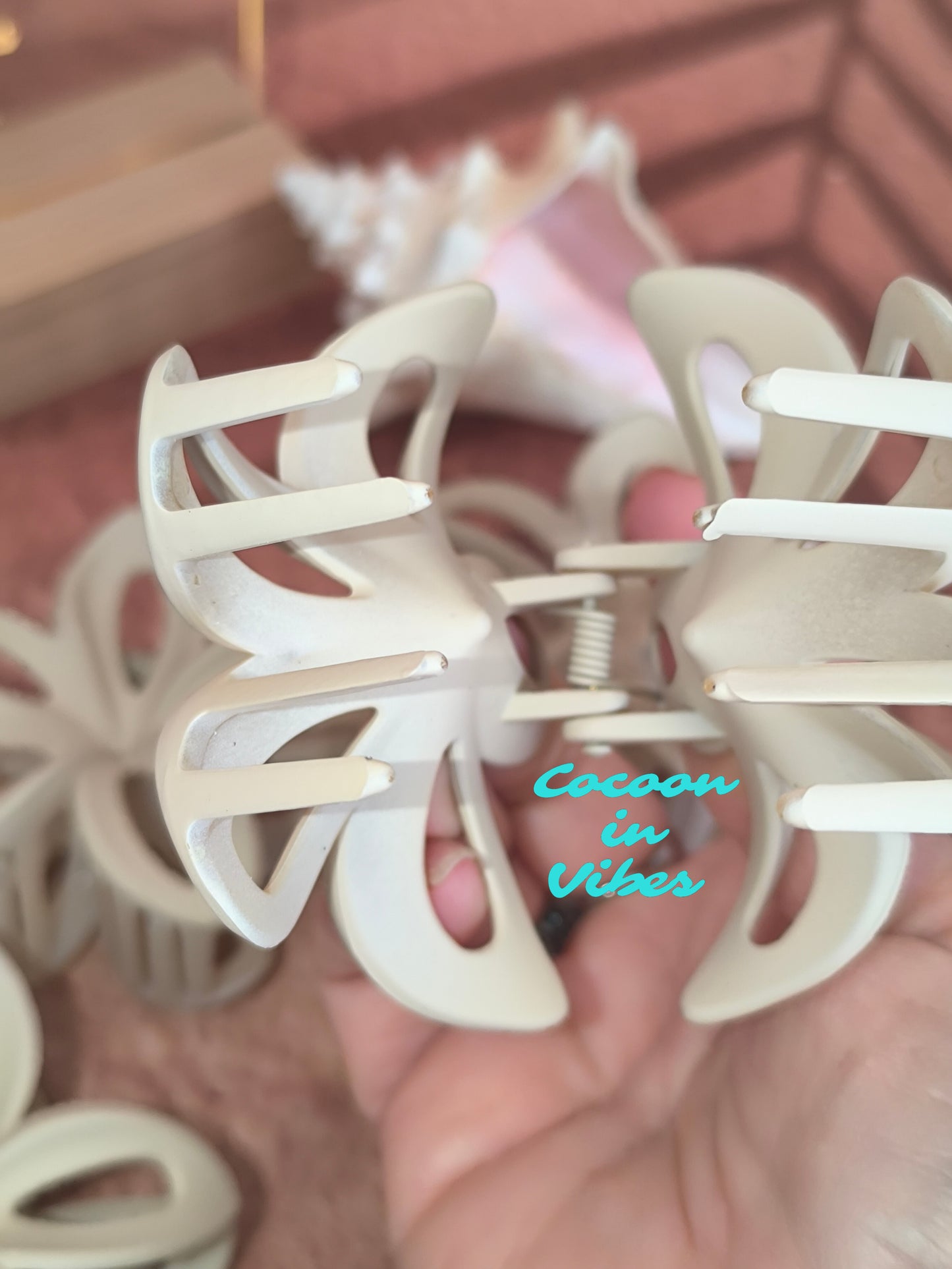 Grande pince à cheveux Monoï Ajouré – Coloris Vanille (8 cm x 7 cm)