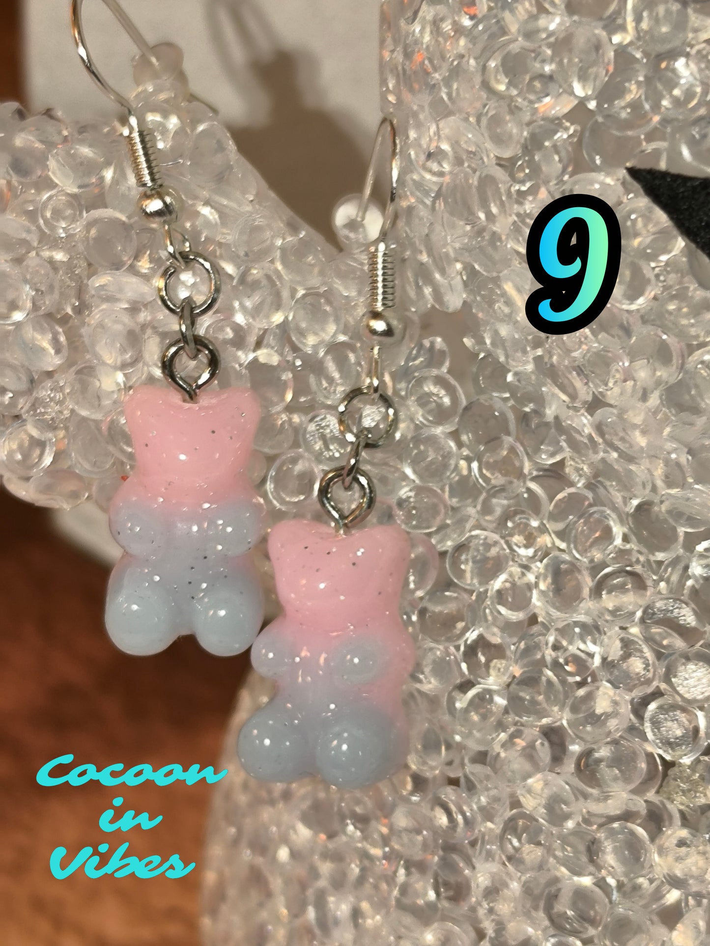 Boucles d’oreilles Nounours Gélifiés – N°9 Rose Pastel → Bleu Pastel Opaque Pailletée (Création artisanale Cocoon In Vibes)