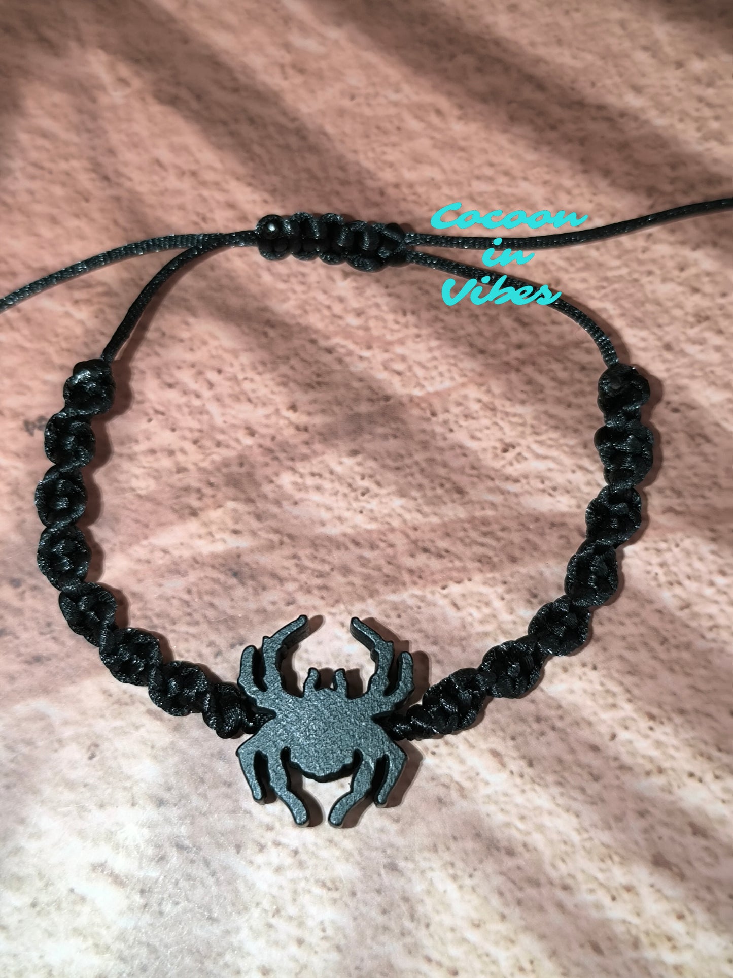 Bracelet Halloween – Macramé artisanal Cocoon in Vibes & Araignée mystique
