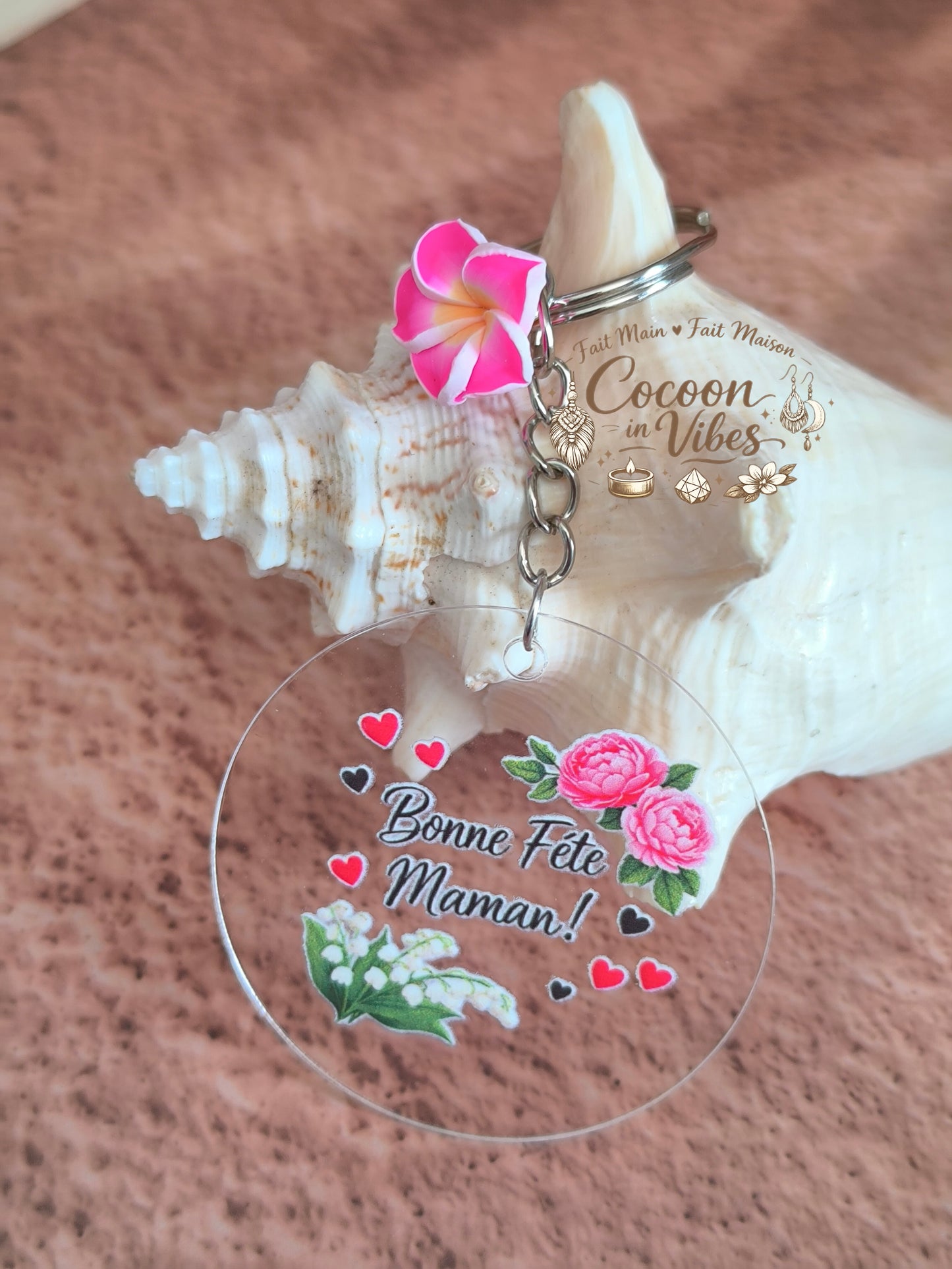 Porte-clé rond transparent “Fête des Mères – Doux Messages – Bonne fête maman” – Motifs Pivoines & Muguet – Fleur décorative – Création fait main et modèle unique