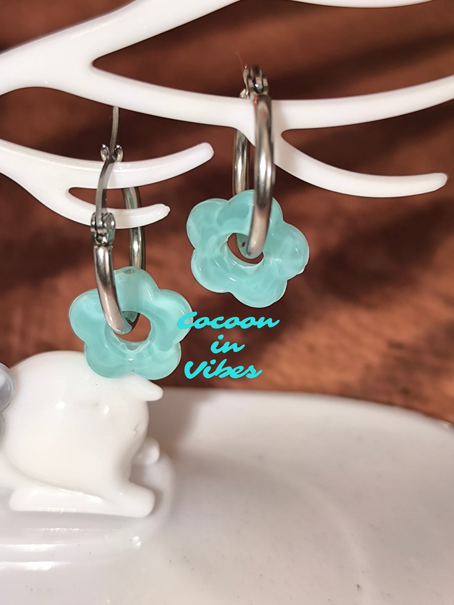 Boucles d’oreilles créoles artisanales – Fleur marbrée
