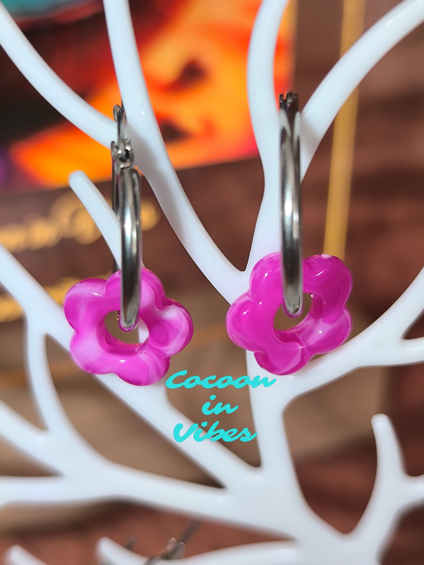 Boucles d’oreilles créoles artisanales – Fleur marbrée