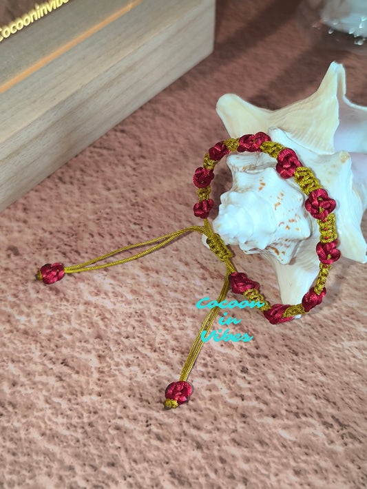 Bracelet artisanal Roses Éternelles en macramé – réalisé à la main