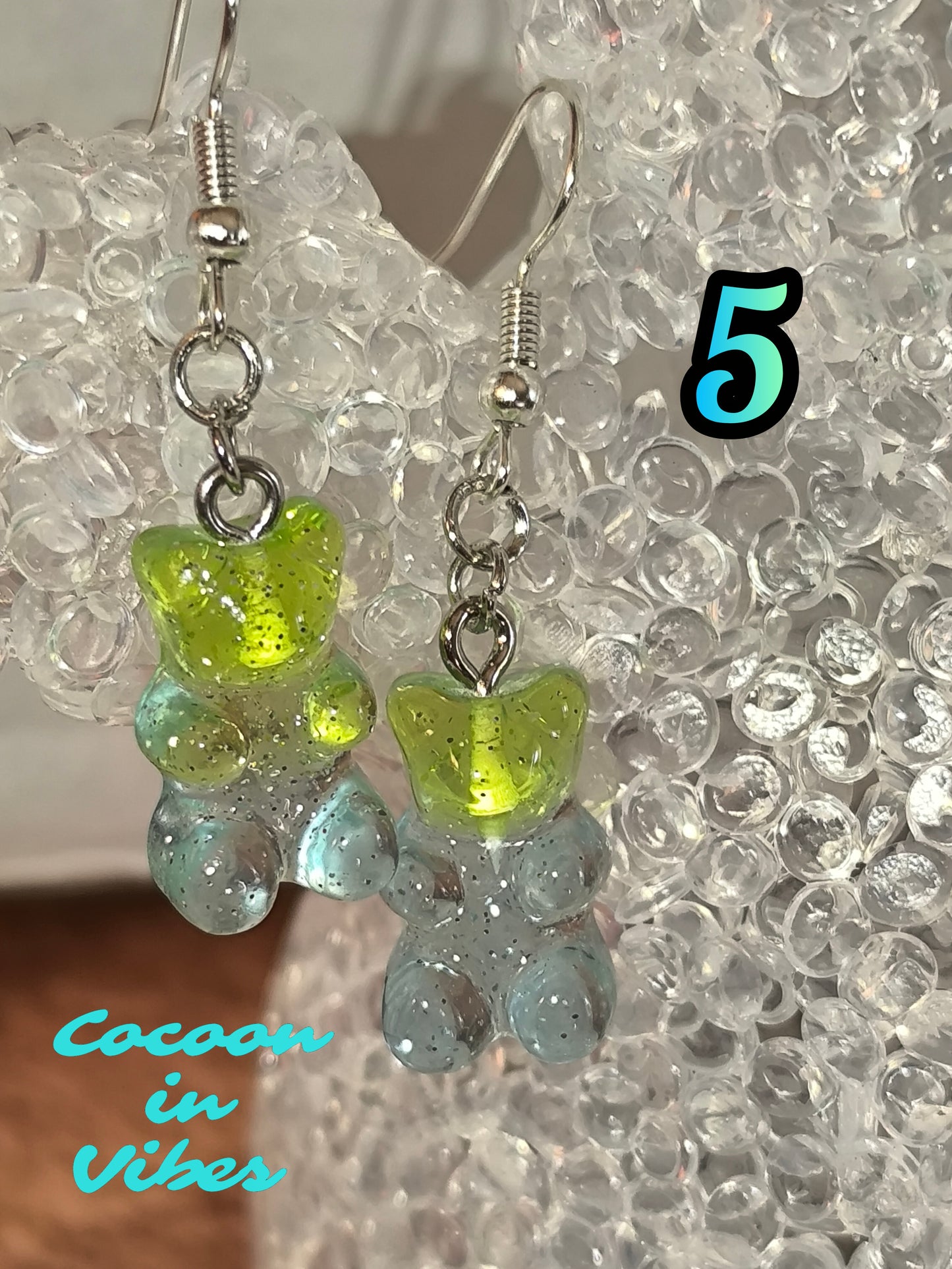 Boucles d’oreilles Nounours Gélifiés – N°5 Vert Clair → Bleu Ciel Translucide Pailleté (Création artisanale Cocoon In Vibes)