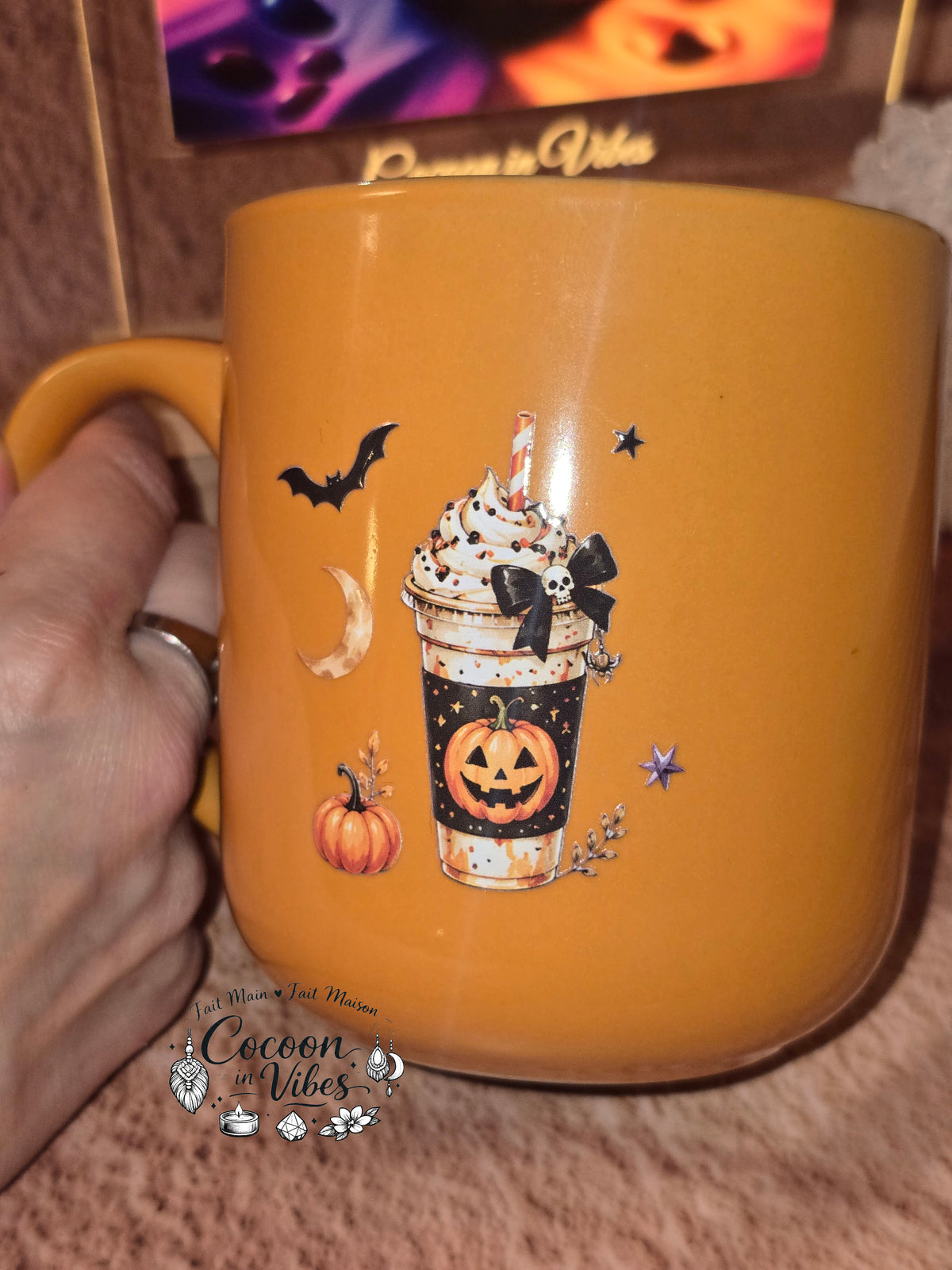Mug Artisanal XXL Orange "Creepy & Cozy" Halloween & Automne (400 ml) – Pièce unique Cocoon in Vibes