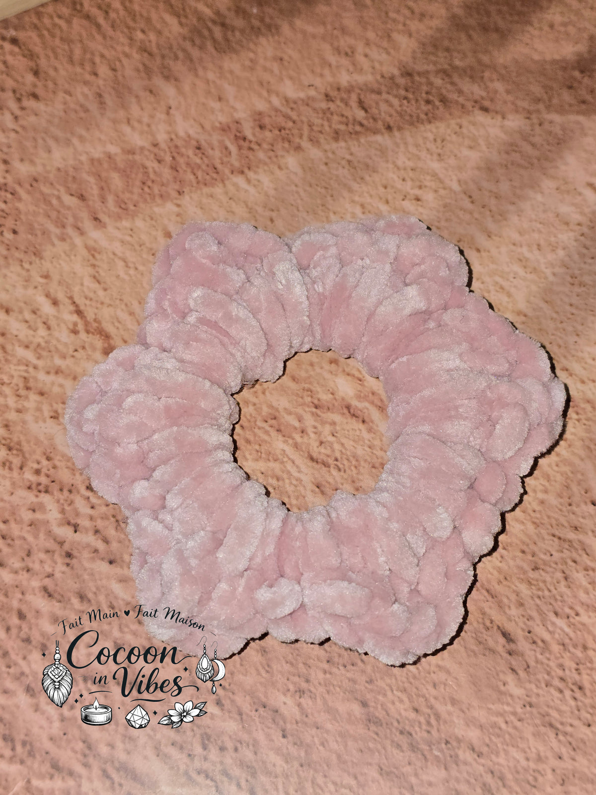 Chouchou Fleur 6 Pétales Tout Doux – Création artisanale au crochet Cocoon in Vibes