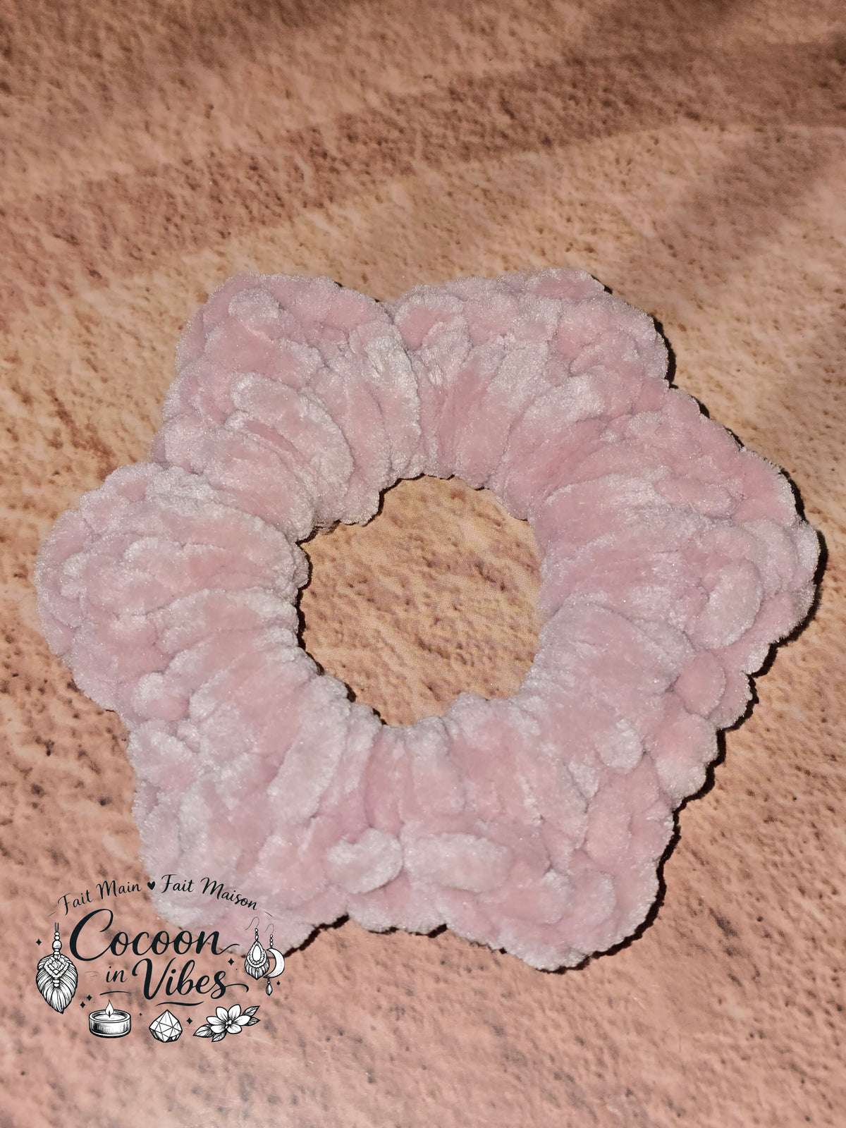 Chouchou Fleur 6 Pétales Tout Doux – Création artisanale au crochet Cocoon in Vibes