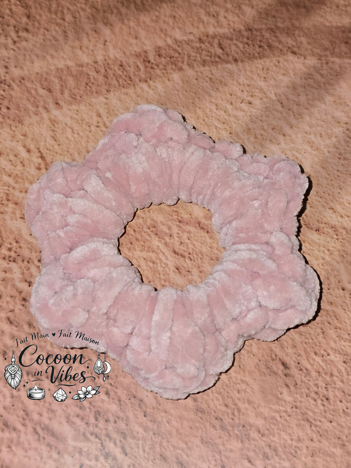 Chouchou Fleur 6 Pétales Tout Doux – Création artisanale au crochet Cocoon in Vibes