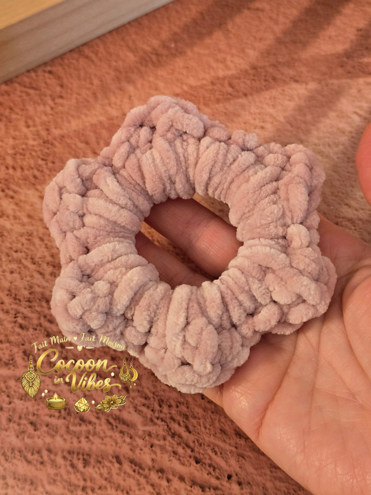 Chouchou Fleur 6 Pétales Tout Doux – Création artisanale au crochet Cocoon in Vibes