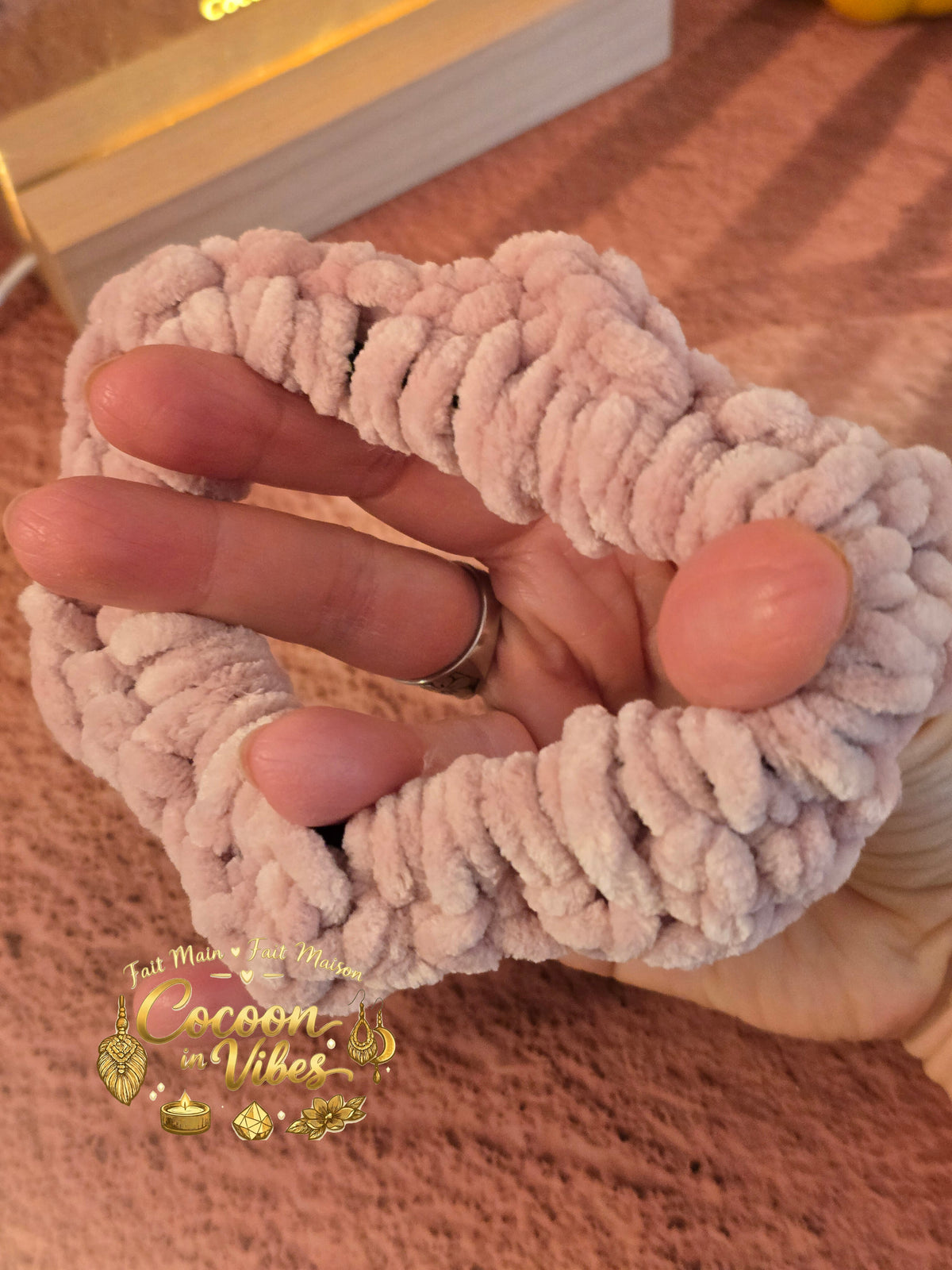Chouchou Fleur 6 Pétales Tout Doux – Création artisanale au crochet Cocoon in Vibes