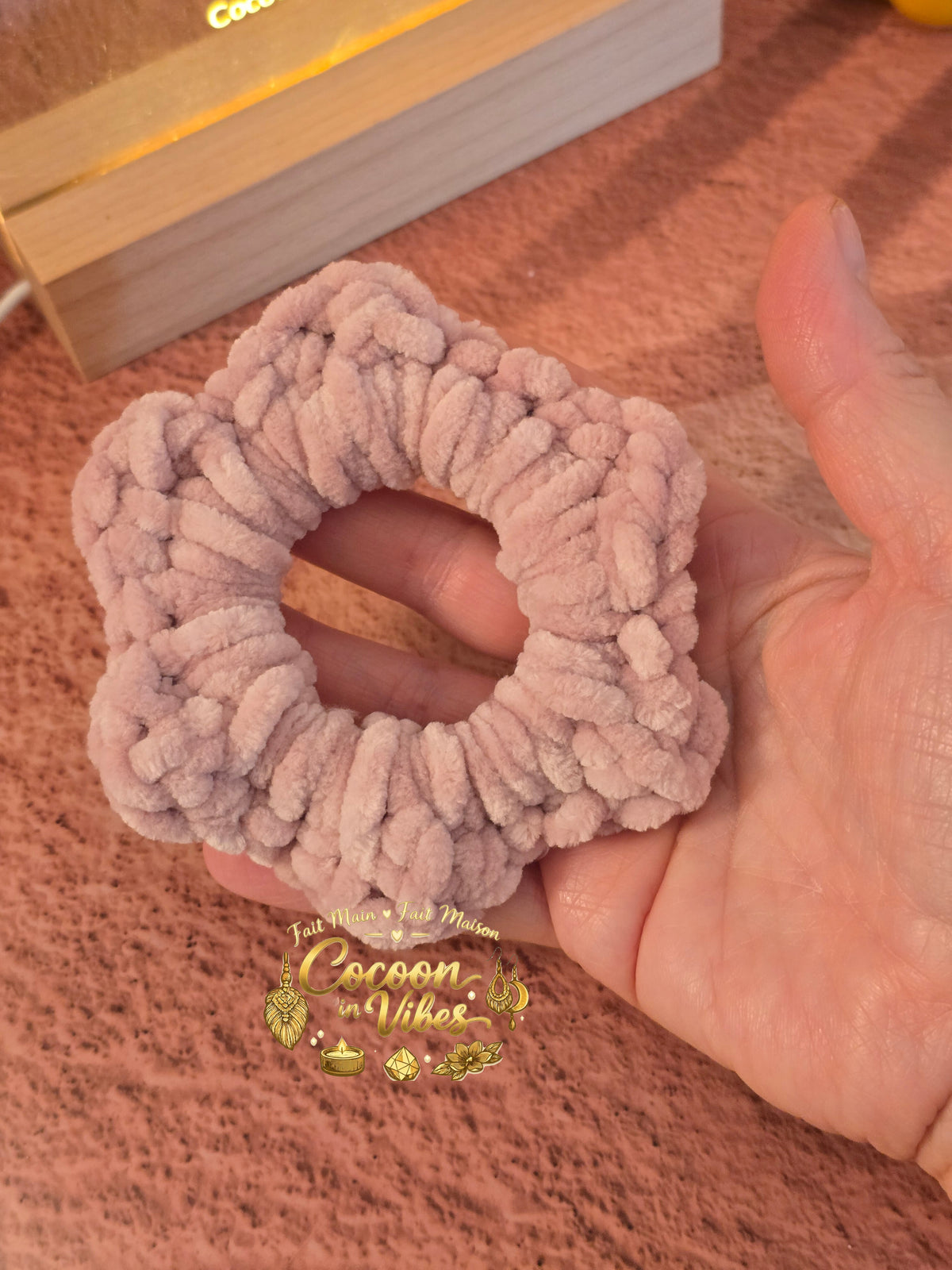Chouchou Fleur 6 Pétales Tout Doux – Création artisanale au crochet Cocoon in Vibes