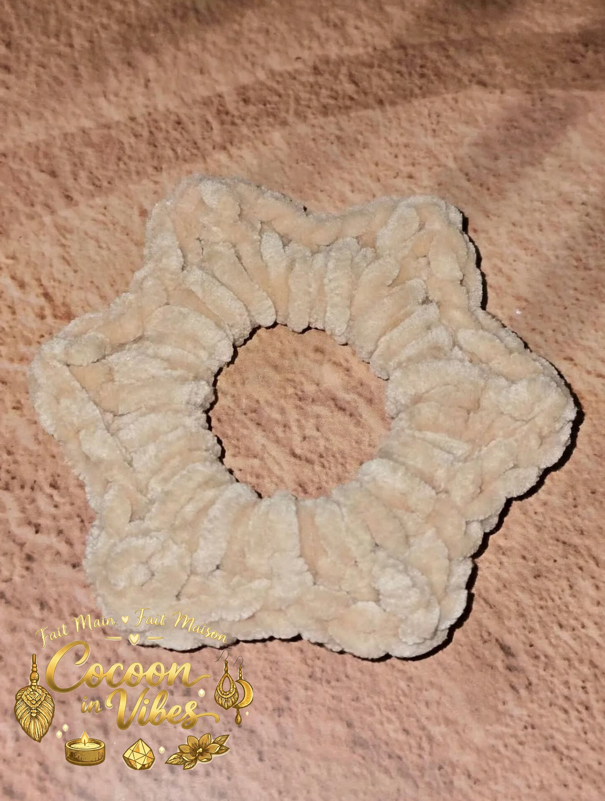 Chouchou Fleur 6 Pétales Tout Doux – Création artisanale au crochet Cocoon in Vibes