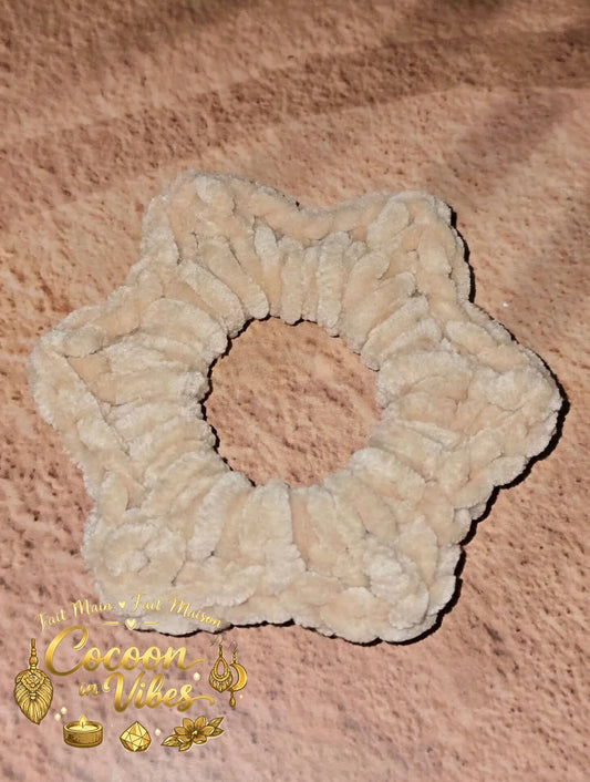 Chouchou Fleur 6 Pétales Tout Doux – Création artisanale au crochet Cocoon in Vibes