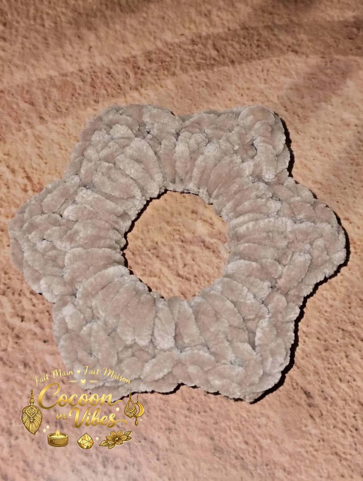 Chouchou Fleur 6 Pétales Tout Doux – Création artisanale au crochet Cocoon in Vibes