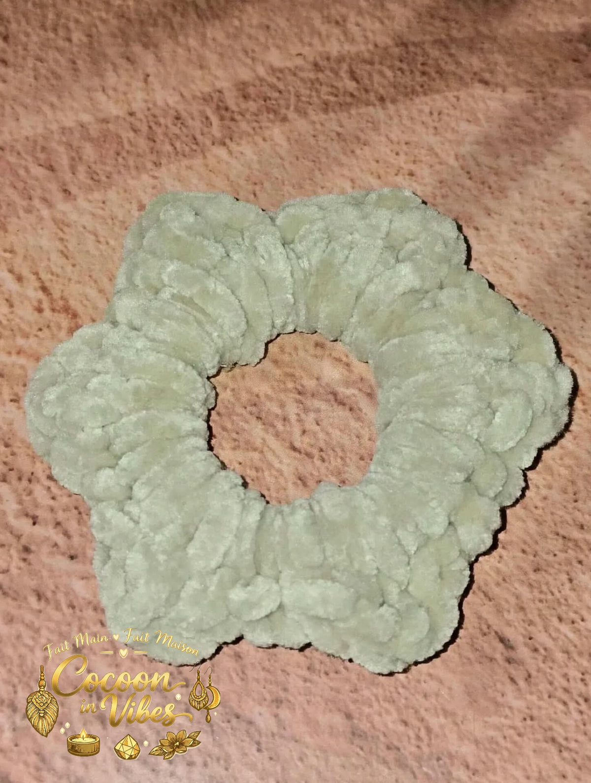 Chouchou Fleur 6 Pétales Tout Doux – Création artisanale au crochet Cocoon in Vibes