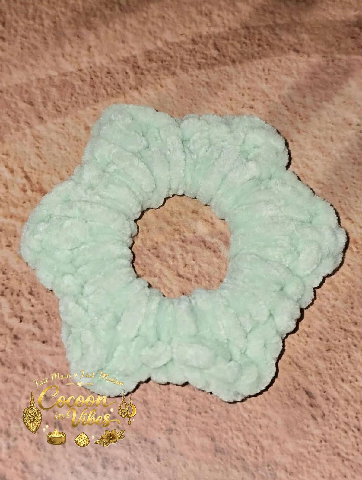 Chouchou Fleur 6 Pétales Tout Doux – Création artisanale au crochet Cocoon in Vibes