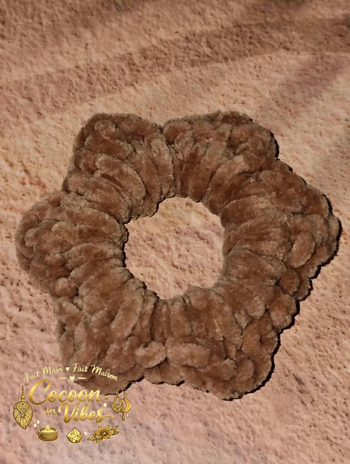 Chouchou Fleur 6 Pétales Tout Doux – Création artisanale au crochet Cocoon in Vibes
