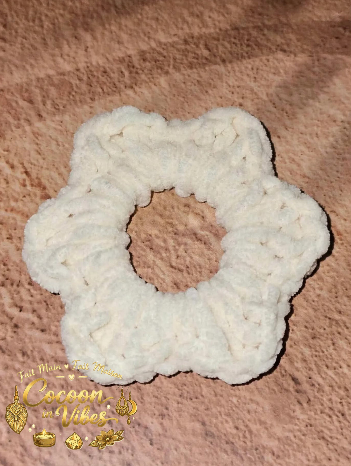 Chouchou Fleur 6 Pétales Tout Doux – Création artisanale au crochet Cocoon in Vibes