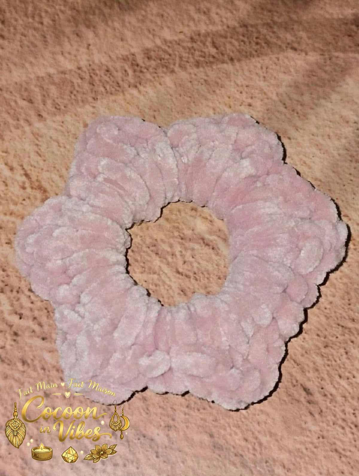 Chouchou Fleur 6 Pétales Tout Doux – Création artisanale au crochet Cocoon in Vibes