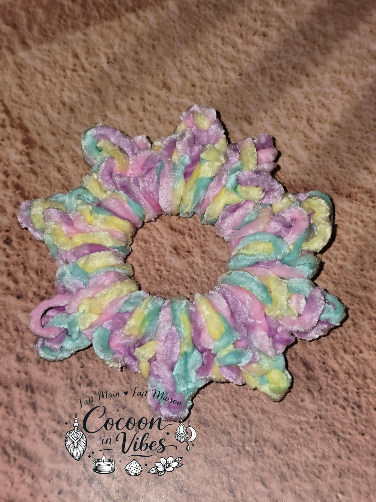 Chouchou Soleil Tout Doux – Création artisanale au crochet Cocoon in Vibes