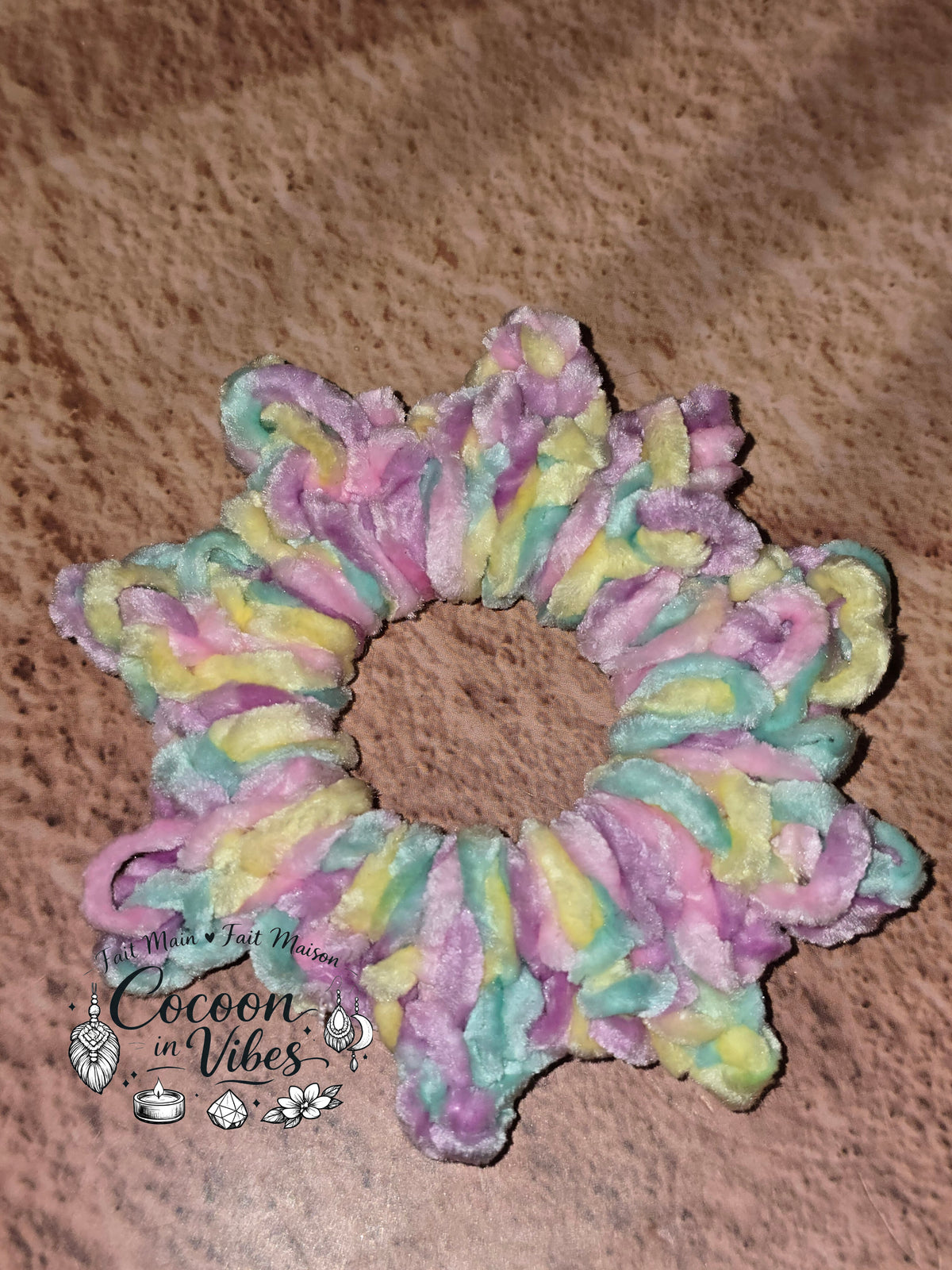 Chouchou Soleil Tout Doux – Création artisanale au crochet Cocoon in Vibes