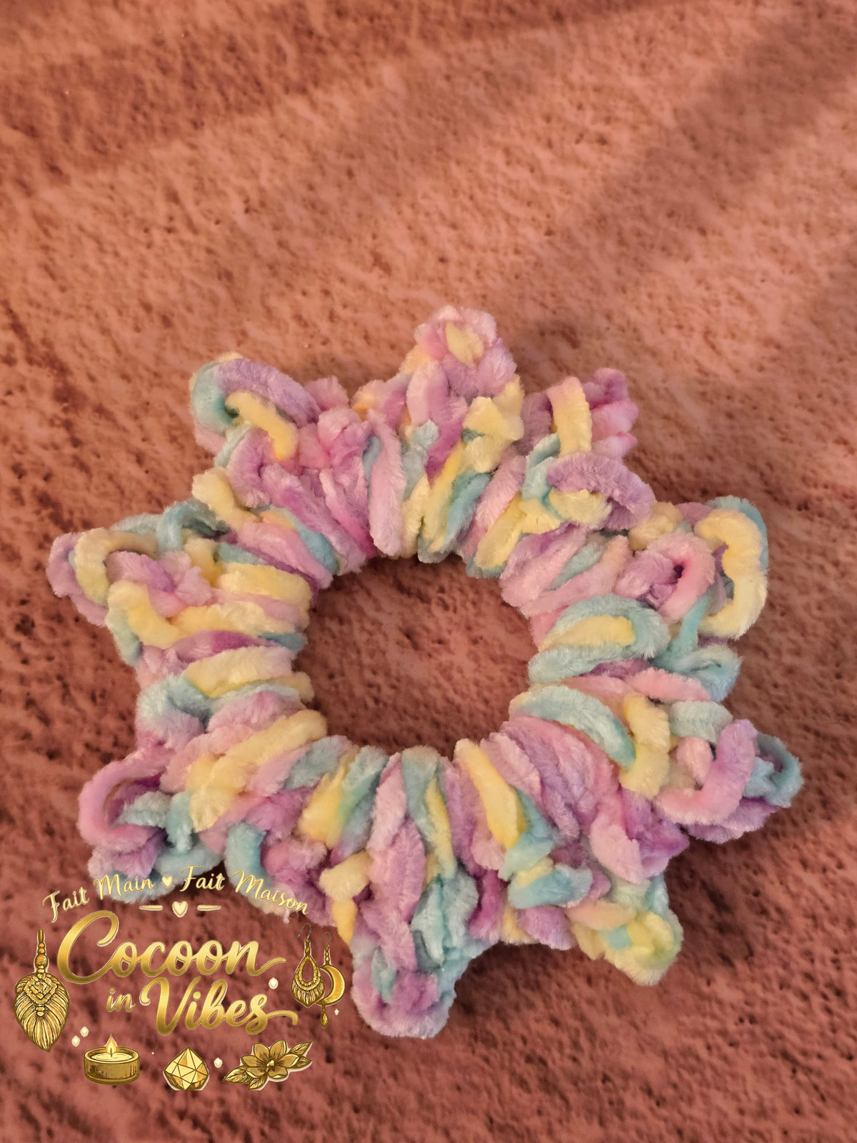Chouchou Soleil Tout Doux – Création artisanale au crochet Cocoon in Vibes