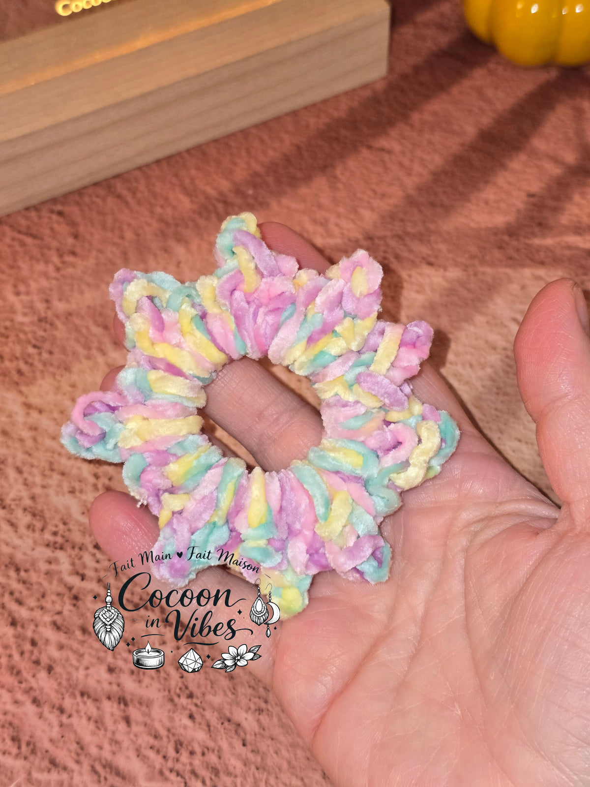 Chouchou Soleil Tout Doux – Création artisanale au crochet Cocoon in Vibes