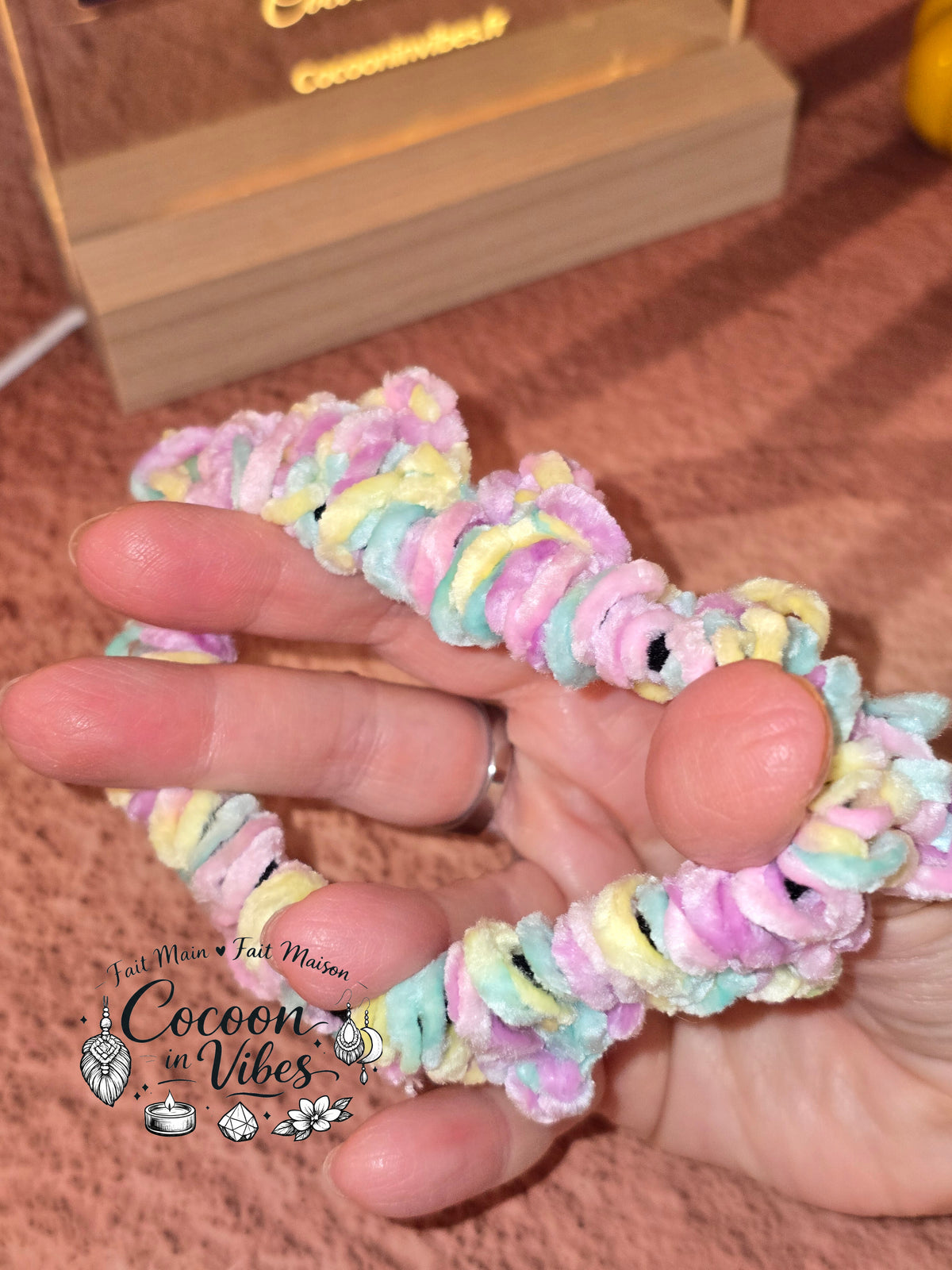 Chouchou Soleil Tout Doux – Création artisanale au crochet Cocoon in Vibes
