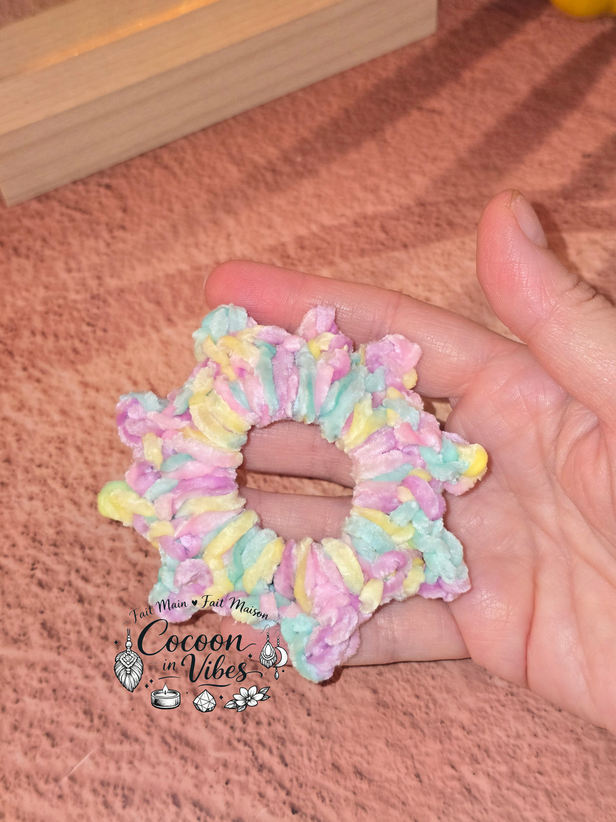 Chouchou Soleil Tout Doux – Création artisanale au crochet Cocoon in Vibes
