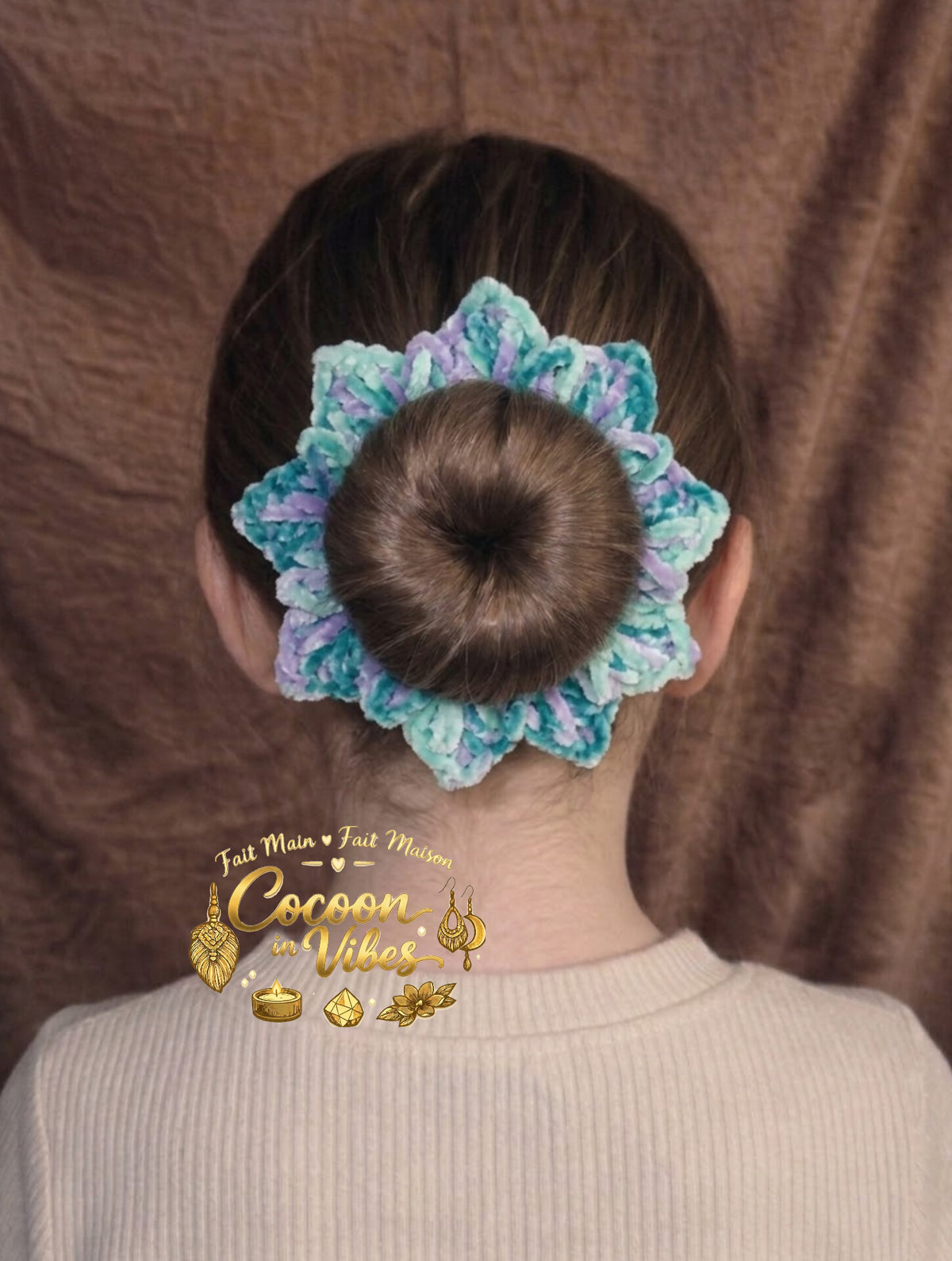 Chouchou Soleil Tout Doux – Création artisanale au crochet Cocoon in Vibes