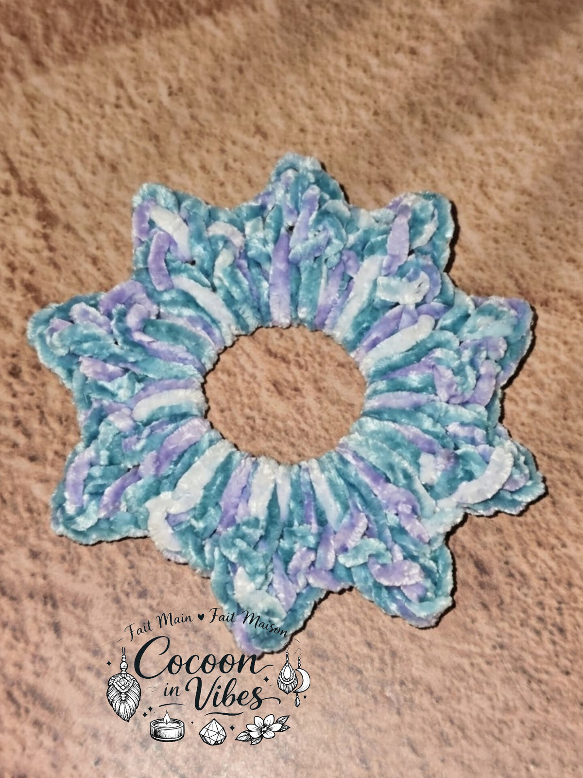 Chouchou Soleil Tout Doux – Création artisanale au crochet Cocoon in Vibes