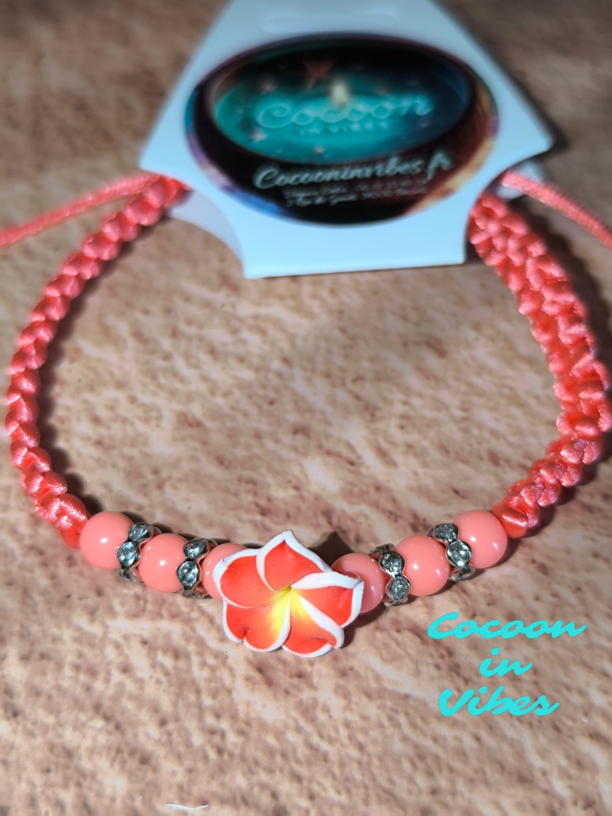 Bracelets en cordon satiné & fleur de Monoï – Les couleurs du paradis à ton poignet