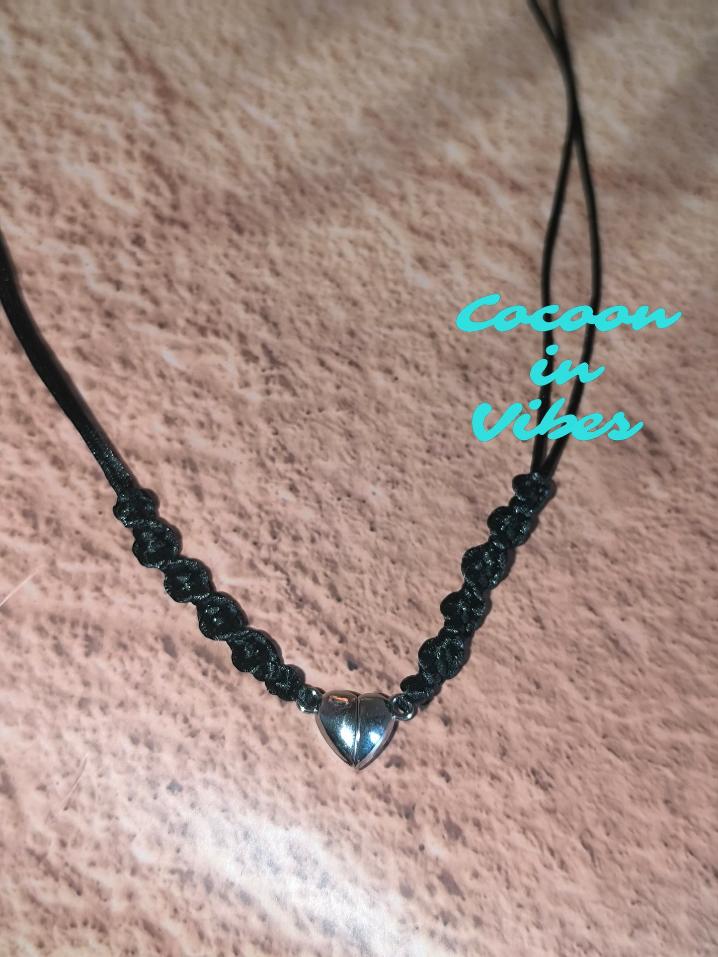 Ras-de-cou artisanal Désir Noir Satiné – Macramé torsadé & fermoir pendentif cœur aimanté