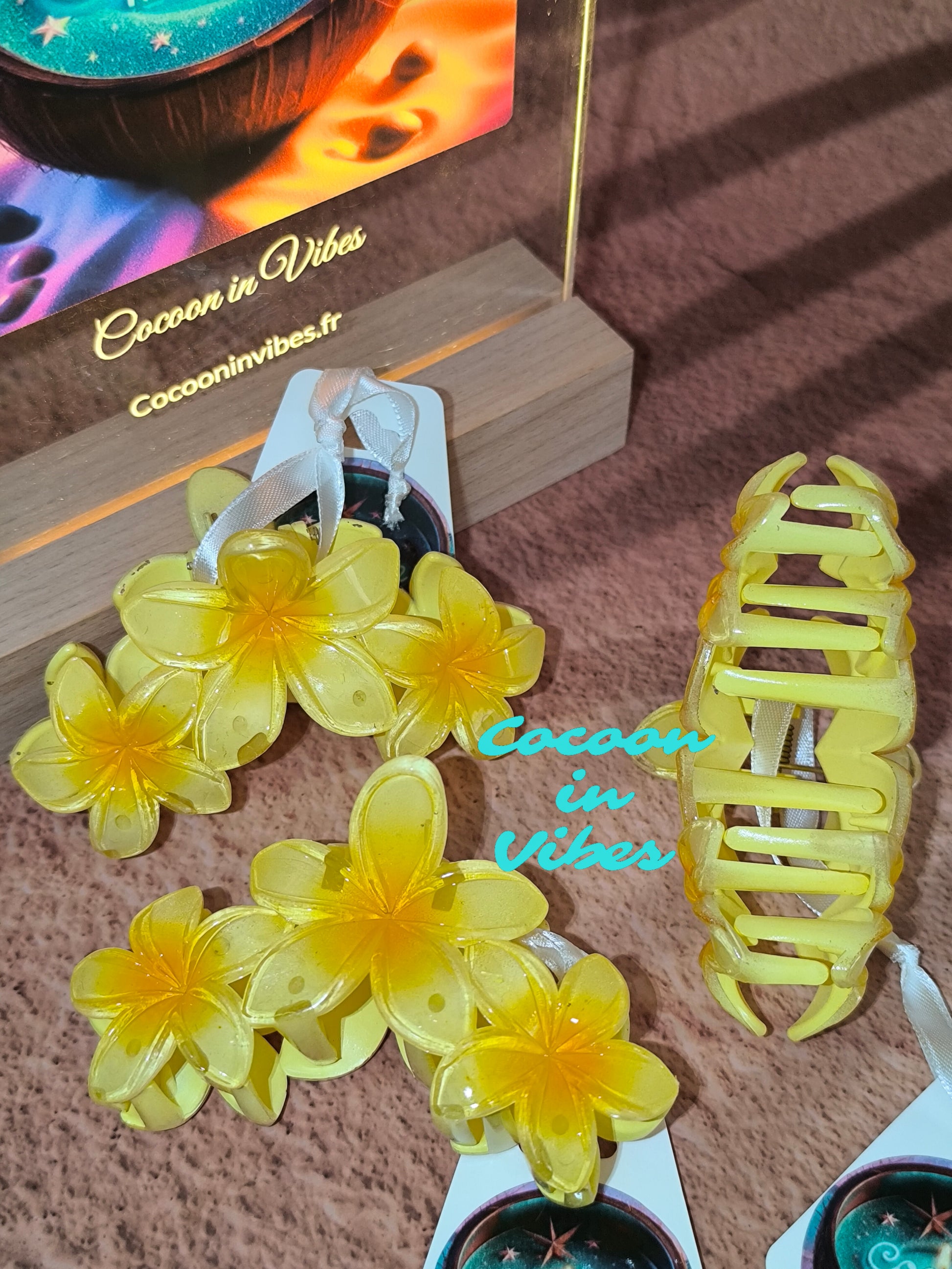 Grande Pince à Cheveux – 3 Fleurs de Monoï Jaune Soleil au Cœur Flamboyant