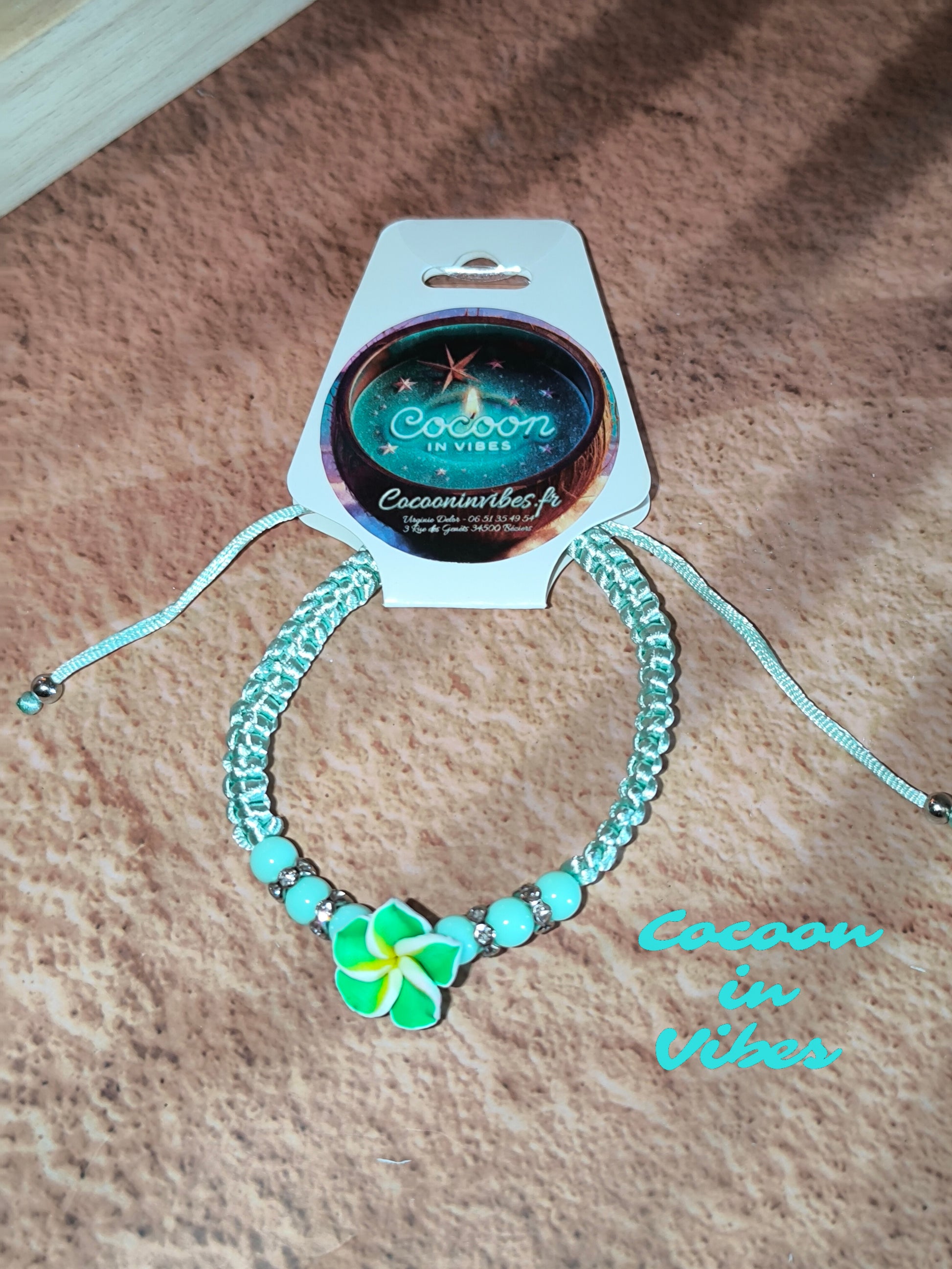 Bracelets en cordon satiné & fleur de Monoï – Les couleurs du paradis à ton poignet