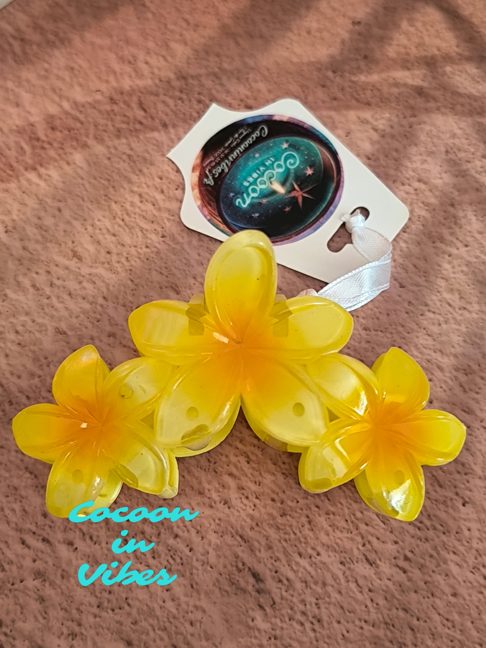 Grande Pince à Cheveux – 3 Fleurs de Monoï Jaune Soleil au Cœur Flamboyant