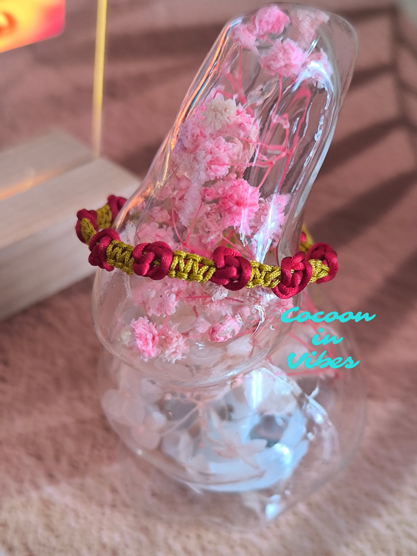 Bracelet artisanal Roses Éternelles en macramé – réalisé à la main