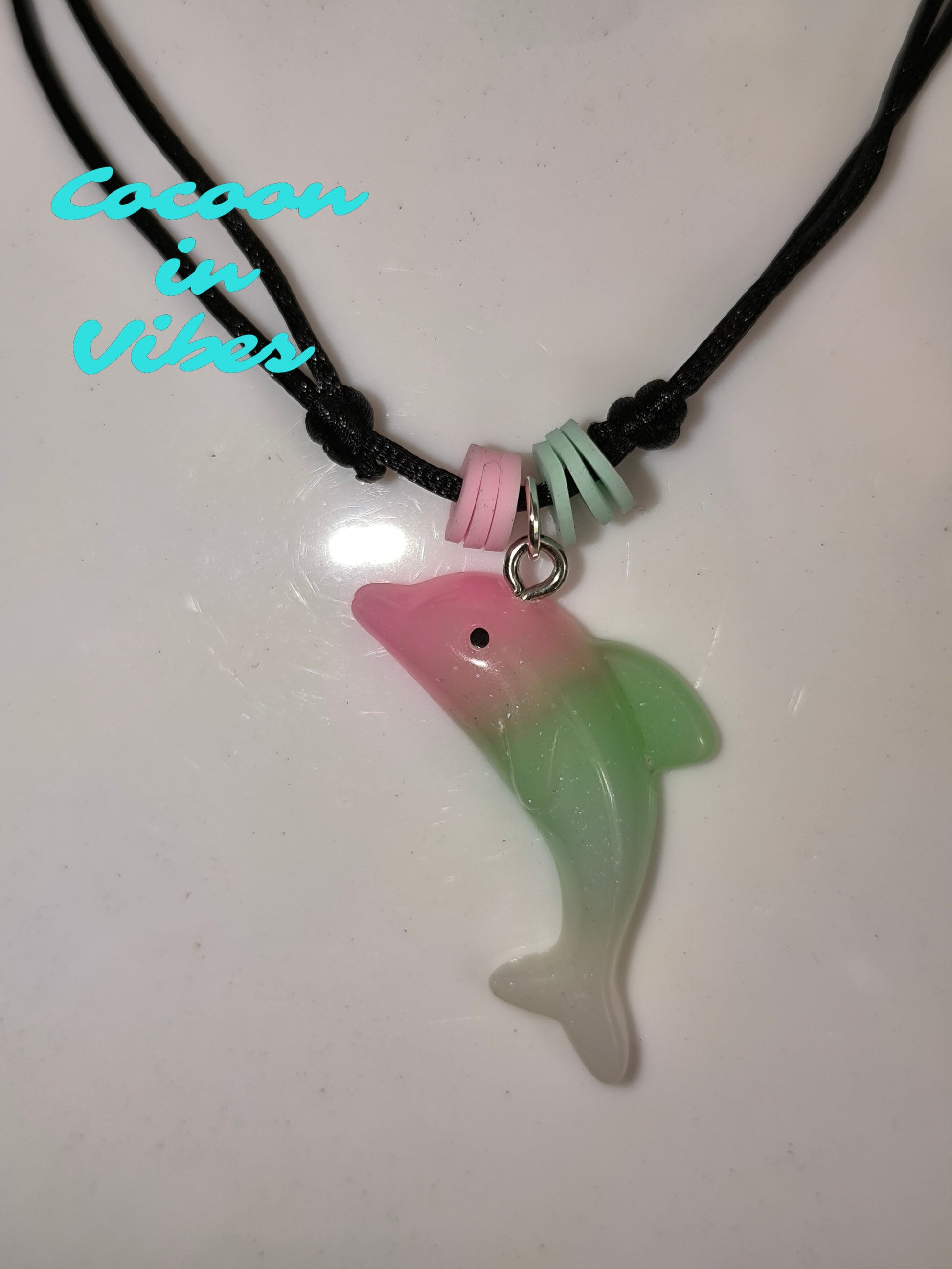 Collier Dauphin Dégradé aux couleurs acidulées – Création Artisanale Exclusive Cocoon in Vibes