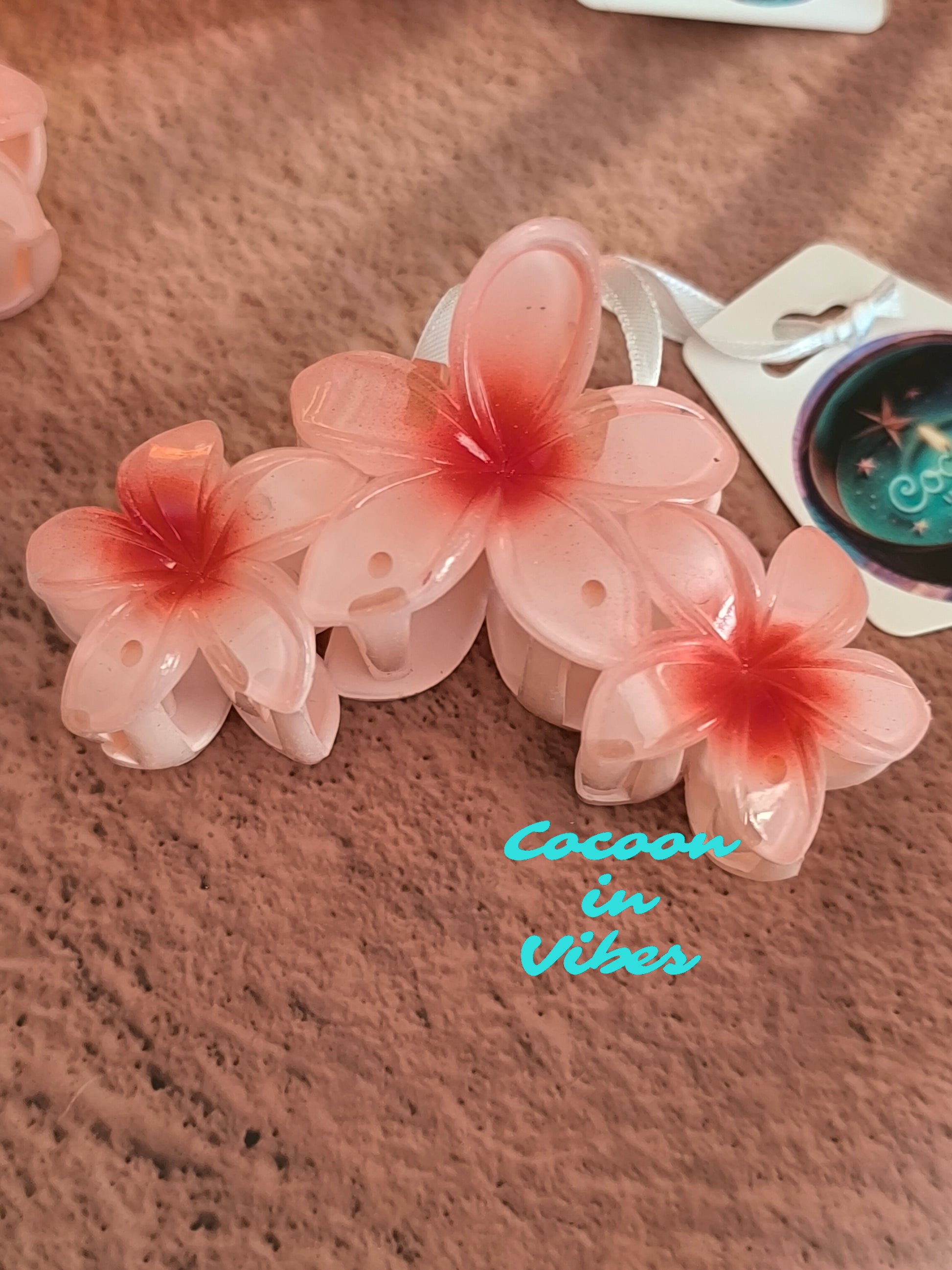Grande Pince à Cheveux – 3 Fleurs de Monoï Rose Saumon au Cœur Rouge