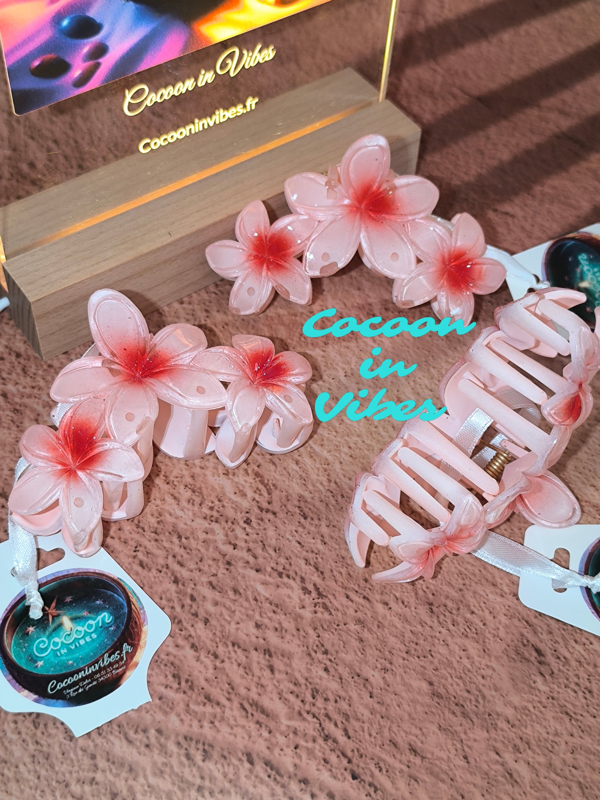 Grande Pince à Cheveux – 3 Fleurs de Monoï Rose Saumon au Cœur Rouge