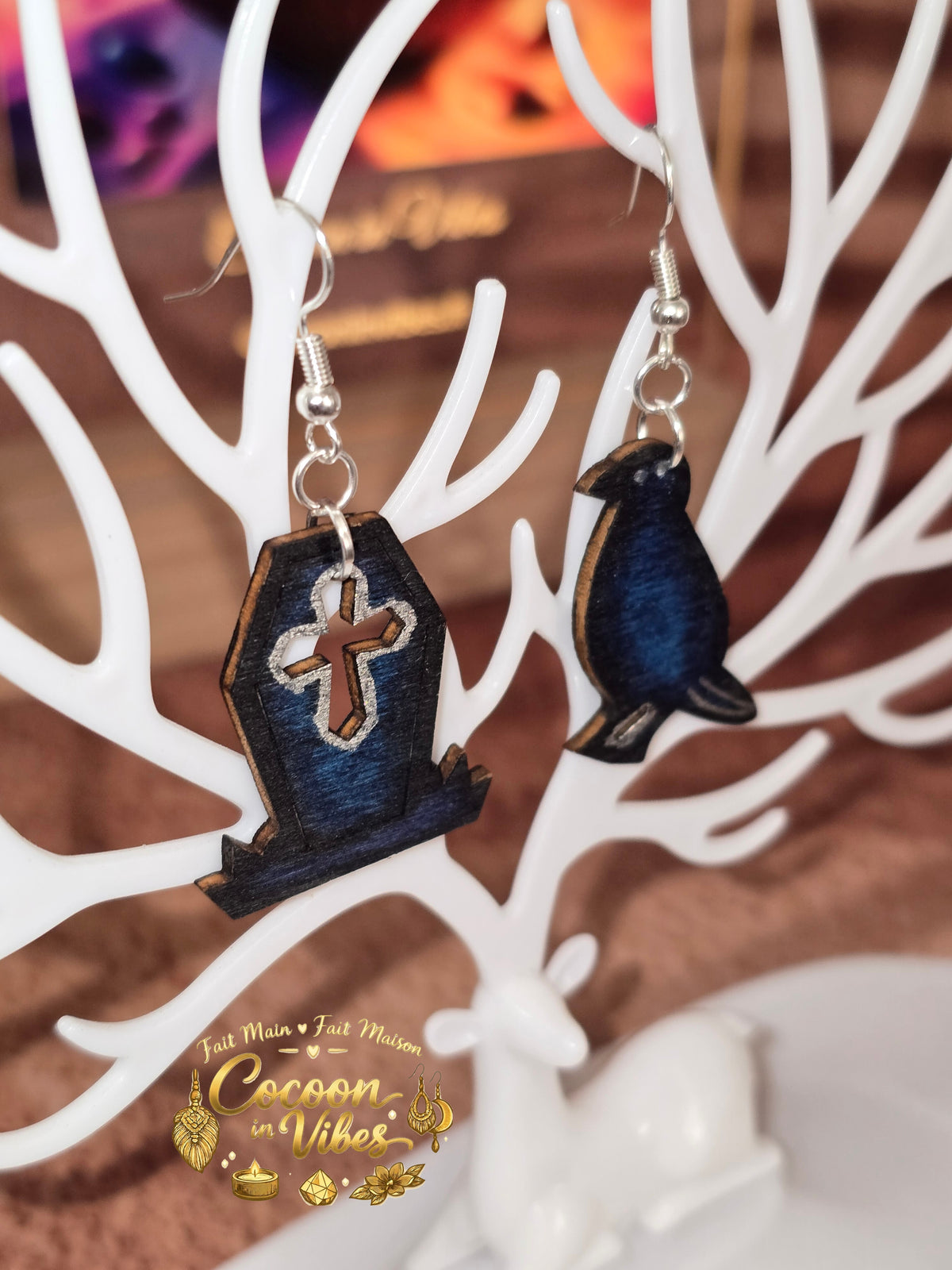 Boucles d'oreilles Artisanales en Bois « Mix Duo Corbeau & Cercueil Gothique » - Collection Éphémère Halloween