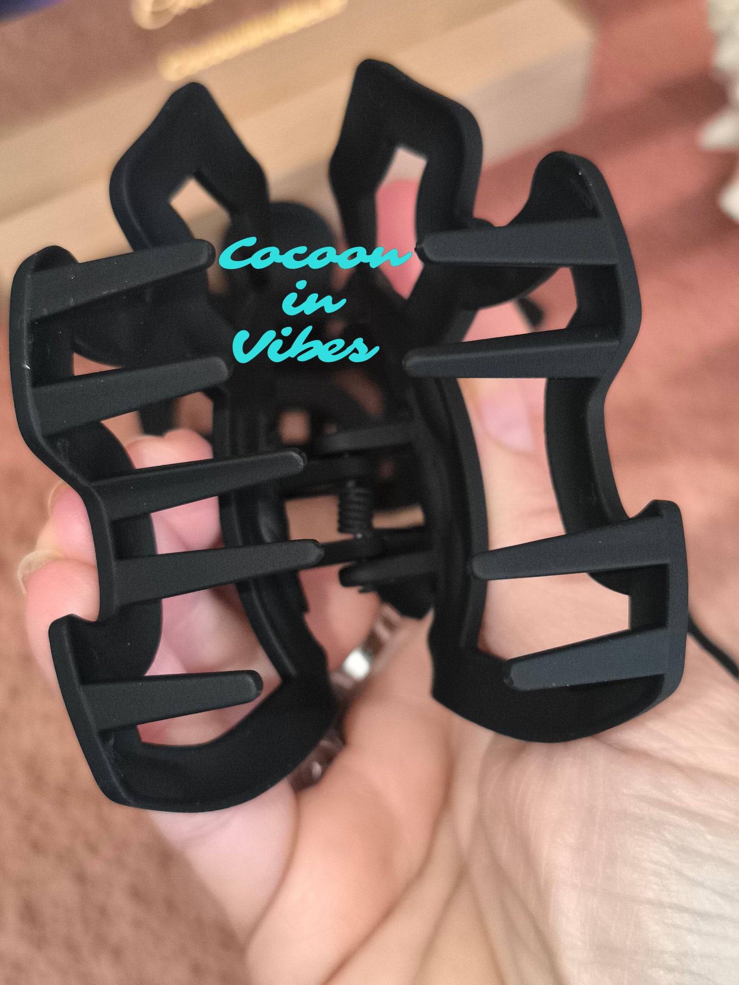 Grande pince cheveux Canaille – Motif chien ajouré – Ébène (8,5 cm x 6 cm)