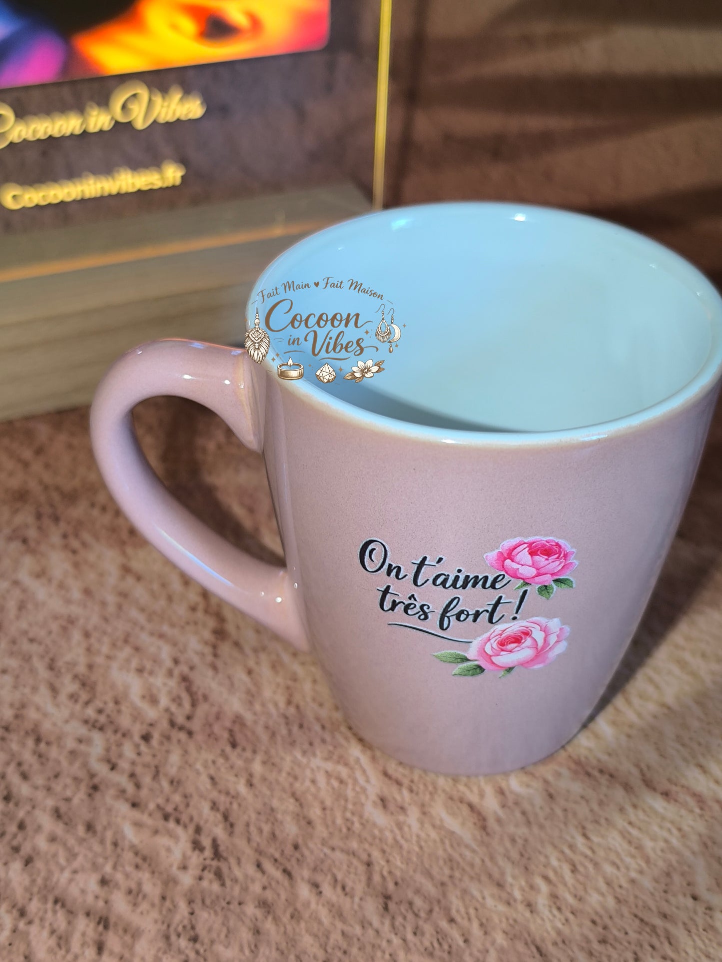 Tasse "Fête des Mères" Rose – BELLE ET DOUCE JOURNÉE À TOI, MAMAN ! – Pièce unique, création artisanale Cocoon in Vibes