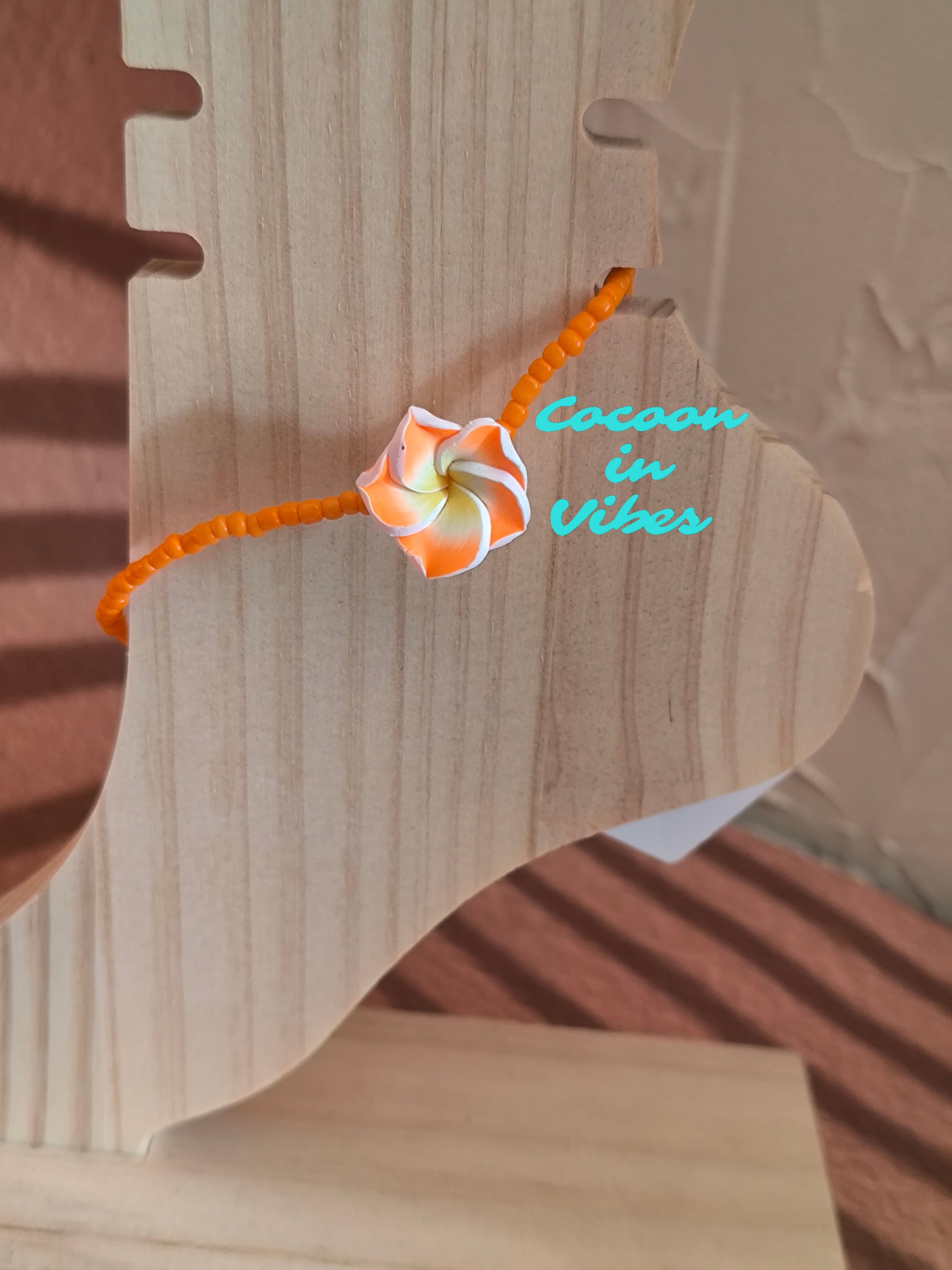 Bracelets de cheville en perles de rocaille & fleur de Monoï – L’invitation au voyage