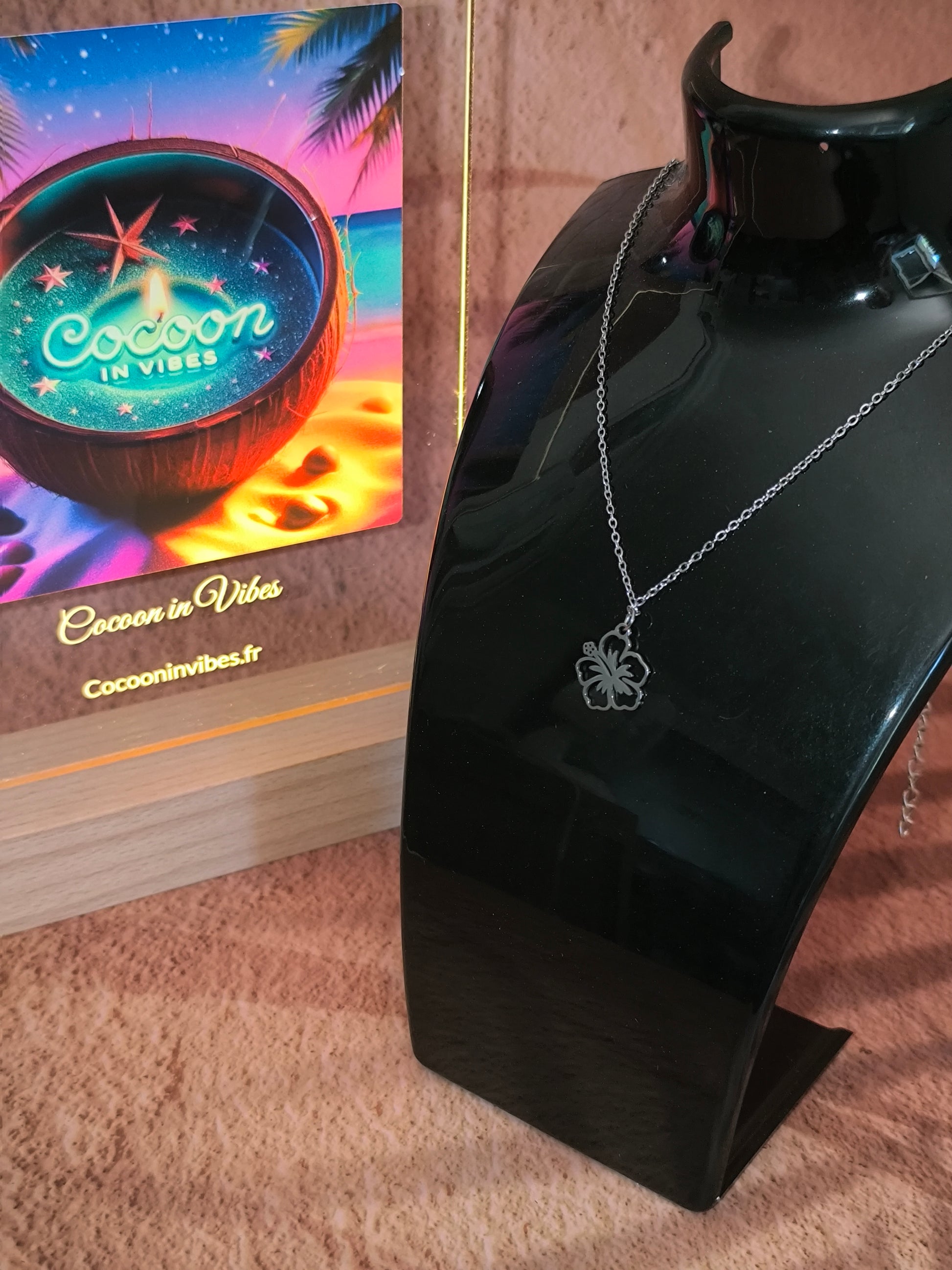 Collier Petit Hibiscus Discret – Acier Inoxydable